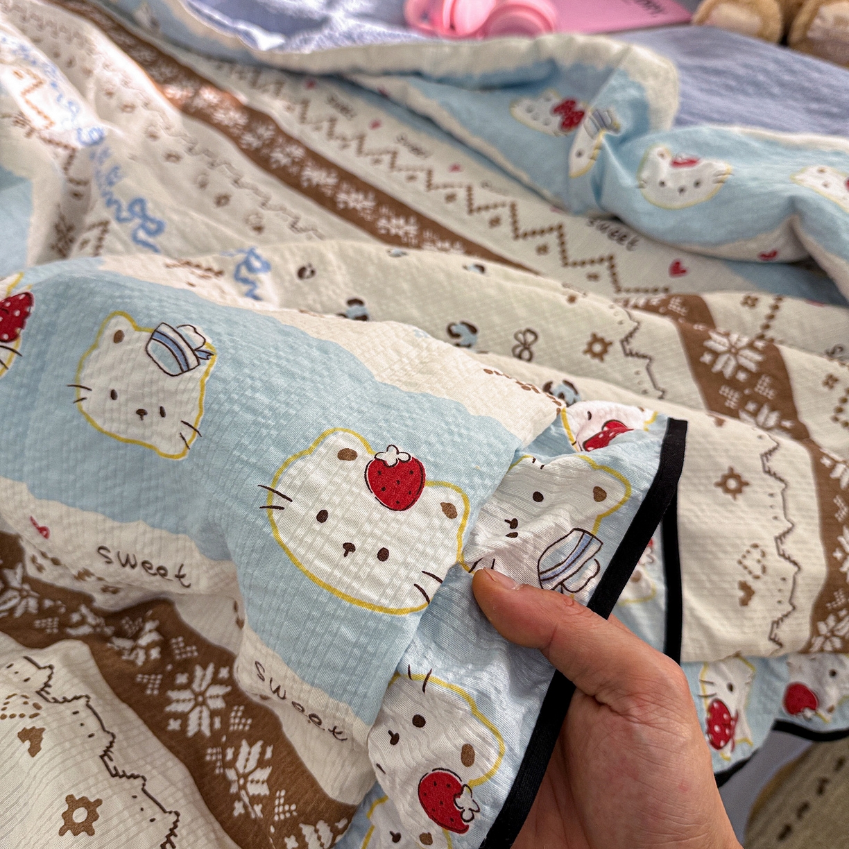 91家纺网 家纺一手货源 找家纺 水墨江南 2026新款泡芙纱花边夏被四件套 猫猫聚会