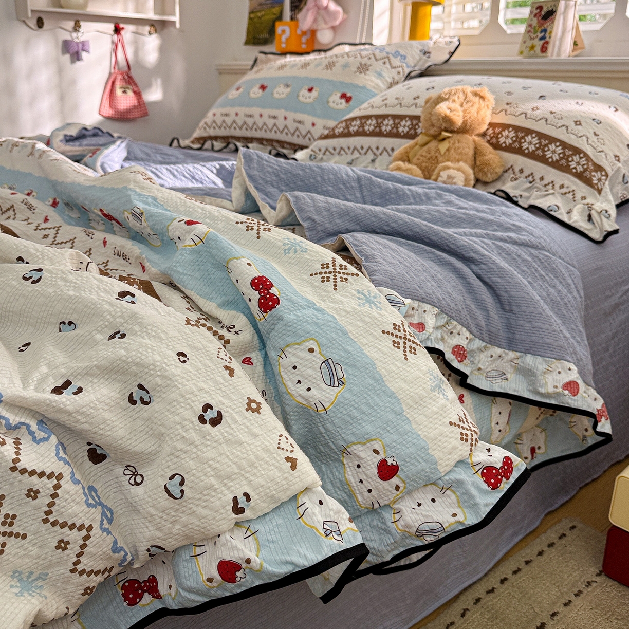 91家纺网 家纺一手货源 找家纺 水墨江南 2026新款泡芙纱花边夏被四件套 猫猫聚会