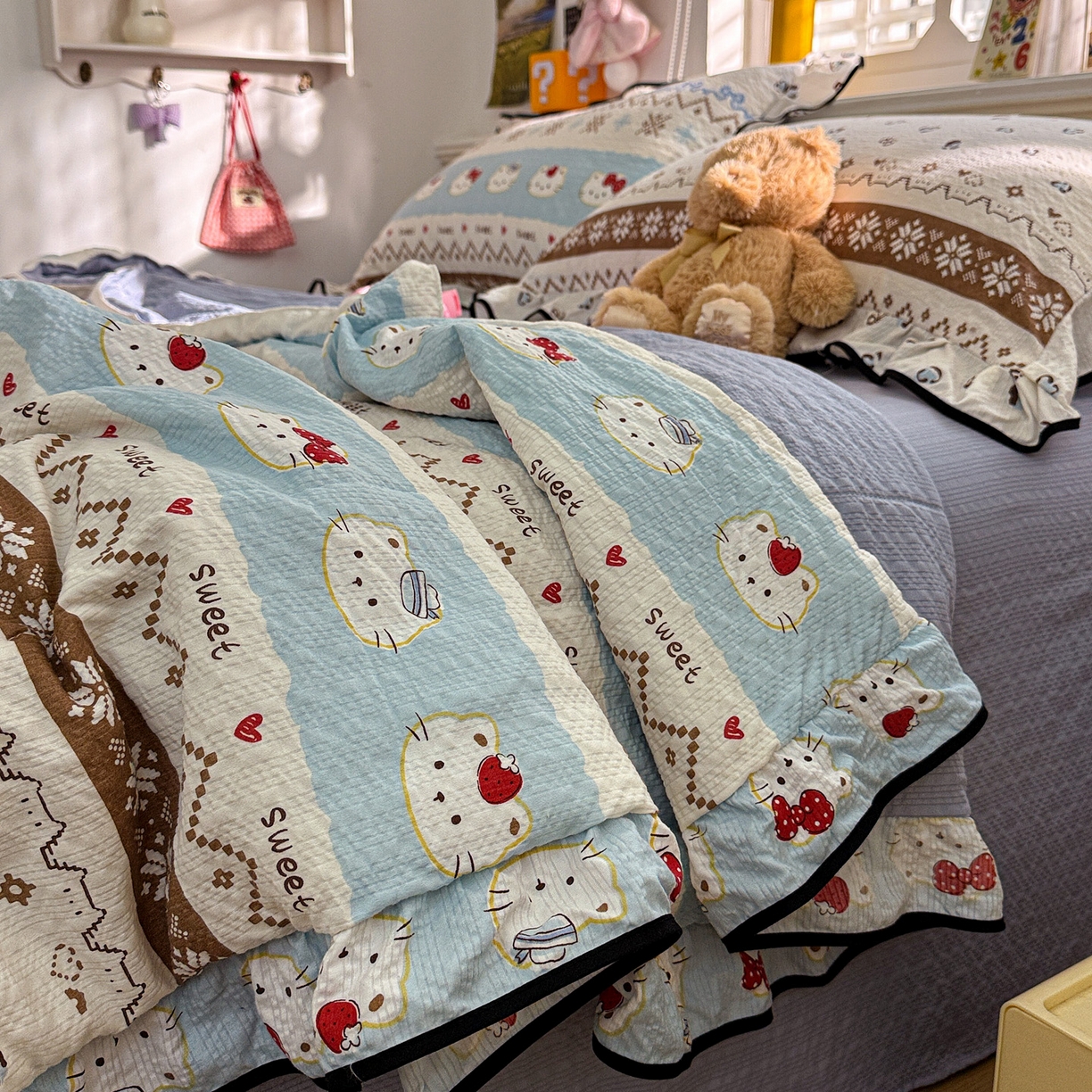 91家纺网 家纺一手货源 找家纺 水墨江南 2026新款泡芙纱花边夏被四件套 猫猫聚会