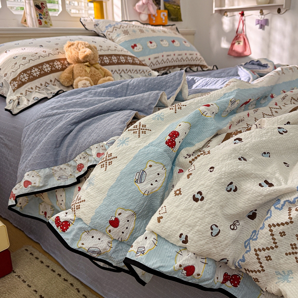 91家纺网 家纺一手货源 找家纺 水墨江南 2026新款泡芙纱花边夏被四件套 猫猫聚会