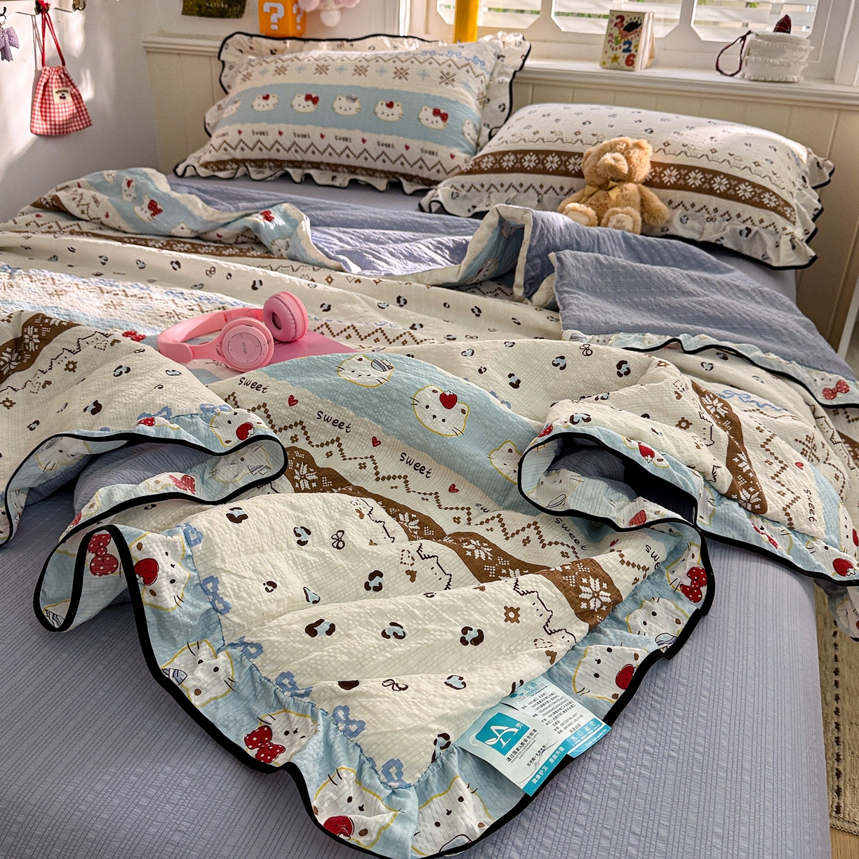 91家纺网 家纺一手货源 找家纺 水墨江南 2026新款泡芙纱花边夏被四件套 猫猫聚会