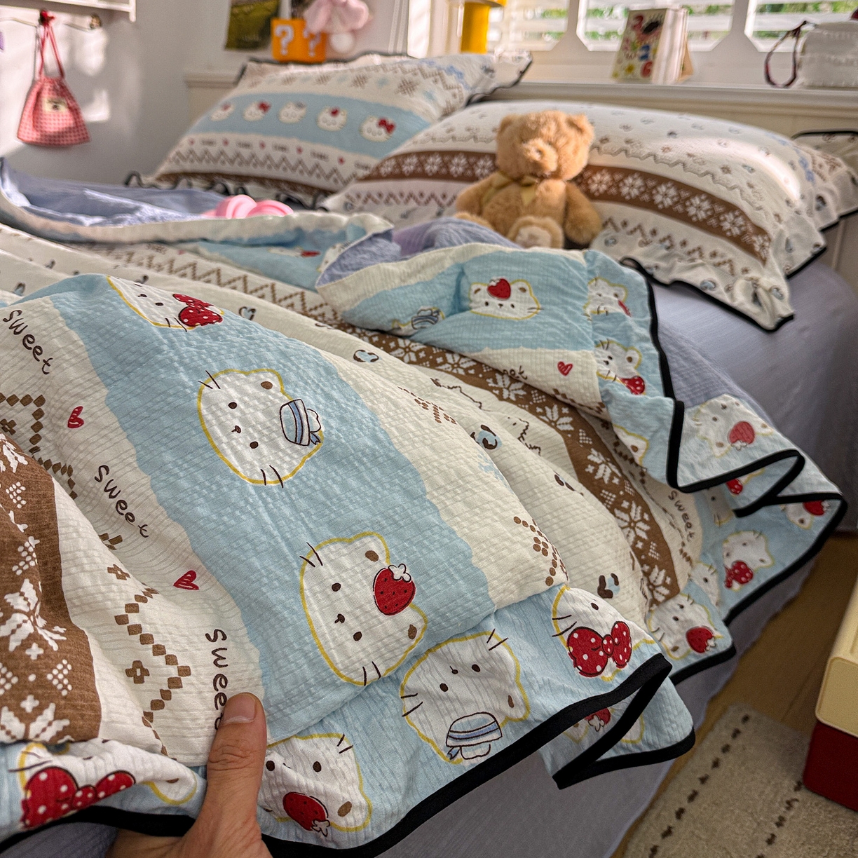 91家纺网 家纺一手货源 找家纺 水墨江南 2026新款泡芙纱花边夏被四件套 猫猫聚会