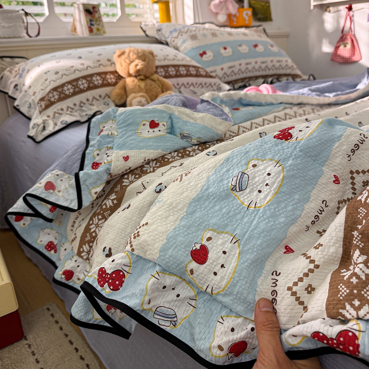 91家纺网 家纺一手货源 找家纺 水墨江南 2026新款泡芙纱花边夏被四件套 猫猫聚会