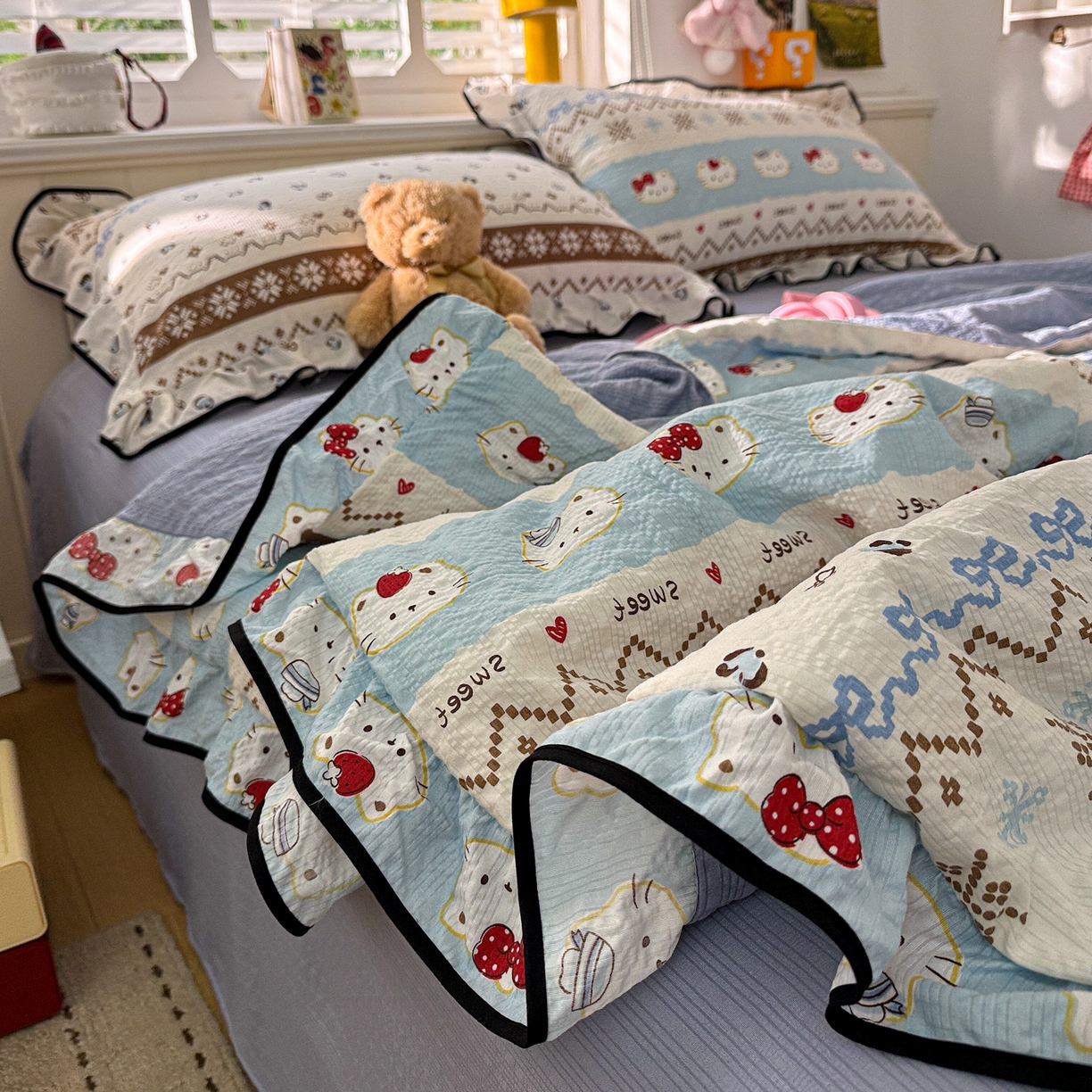 91家纺网 家纺一手货源 找家纺 水墨江南 2026新款泡芙纱花边夏被四件套 猫猫聚会