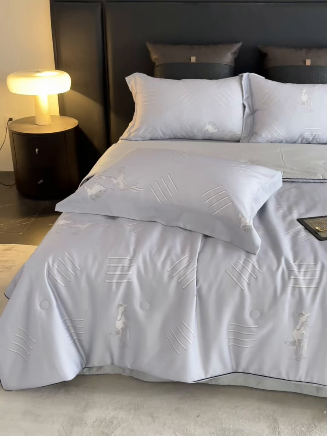 91家纺网 家纺一手货源 找家纺 （总）新方向 2026数码印花A类20%蚕丝天丝棉夏被四件套 65%60s兰精天丝 35%100支长绒棉-戎马一生