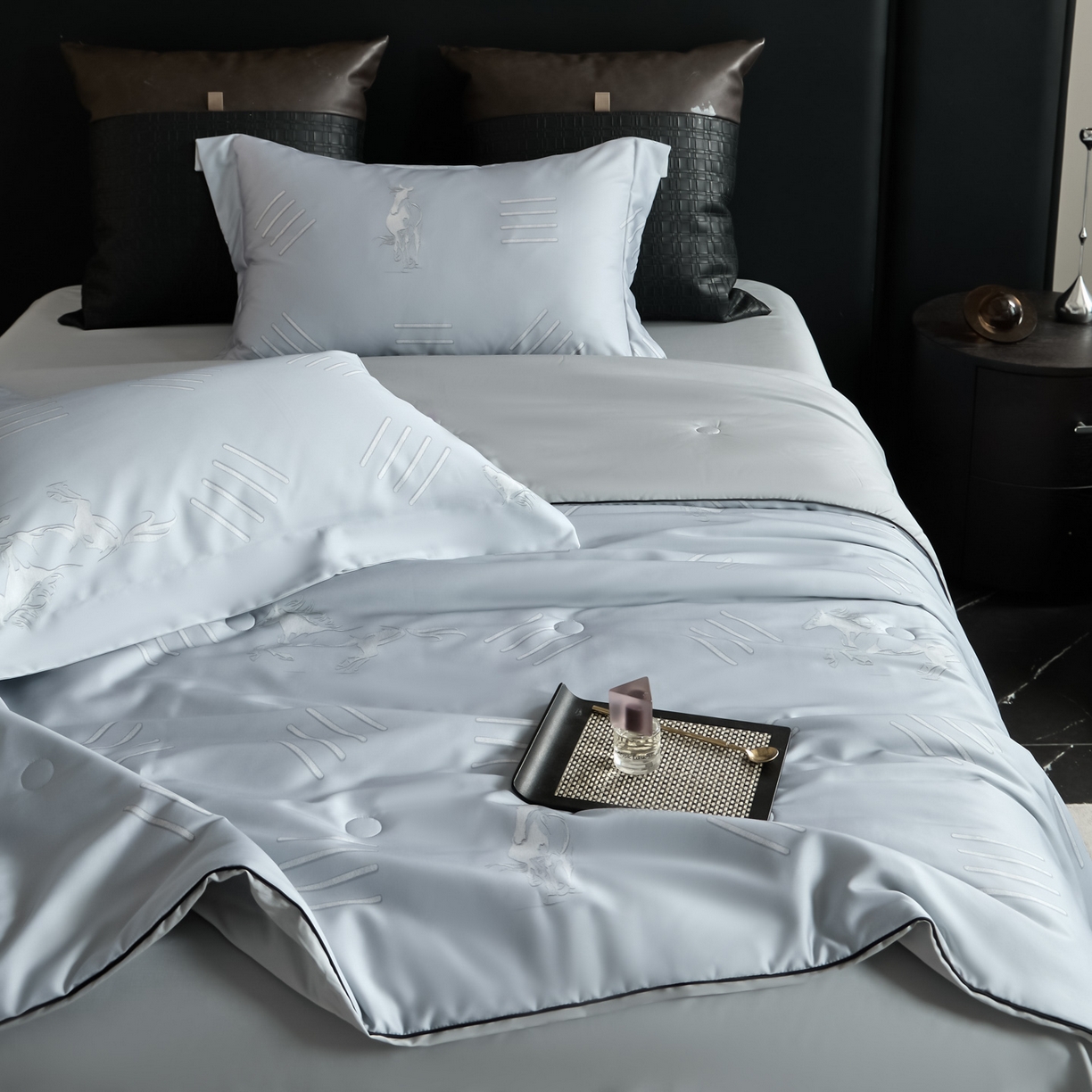 91家纺网 家纺一手货源 找家纺 （总）新方向 2026数码印花A类20%蚕丝天丝棉夏被四件套 65%60s兰精天丝 35%100支长绒棉-戎马一生