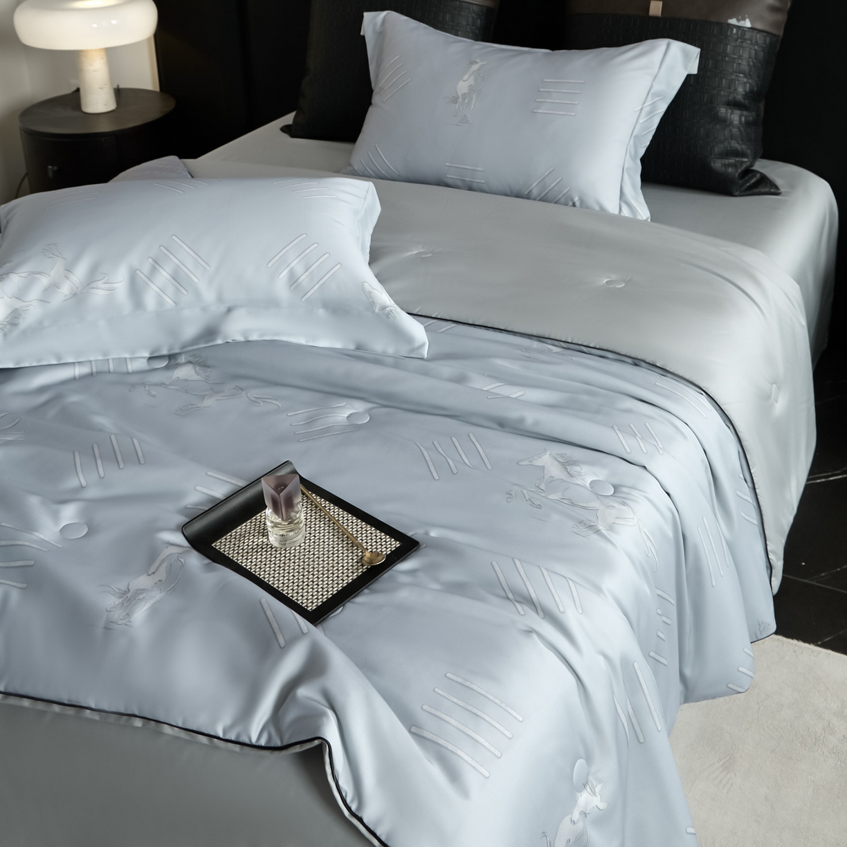 91家纺网 家纺一手货源 找家纺 （总）新方向 2026数码印花A类20%蚕丝天丝棉夏被四件套 65%60s兰精天丝 35%100支长绒棉-戎马一生