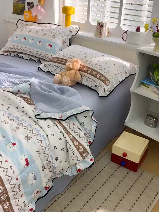 91家纺网 家纺一手货源 找家纺 水墨江南 2026新款泡芙纱花边夏被四件套 猫猫聚会