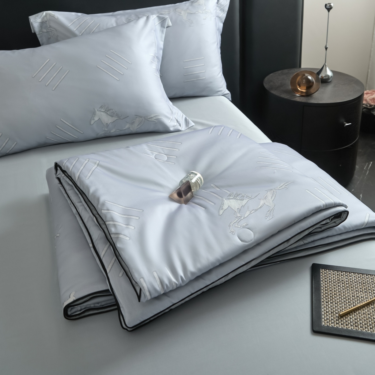 91家纺网 家纺一手货源 找家纺 （总）新方向 2026数码印花A类20%蚕丝天丝棉夏被四件套 65%60s兰精天丝 35%100支长绒棉-戎马一生