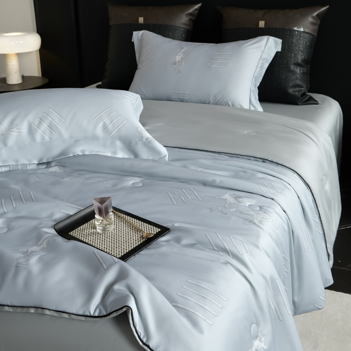 91家纺网 家纺一手货源 找家纺 新方向 2026新款数码印花A类20%蚕丝天丝棉夏被夏凉被空调被四件套-戎马一生 戎马一生-朦胧灰