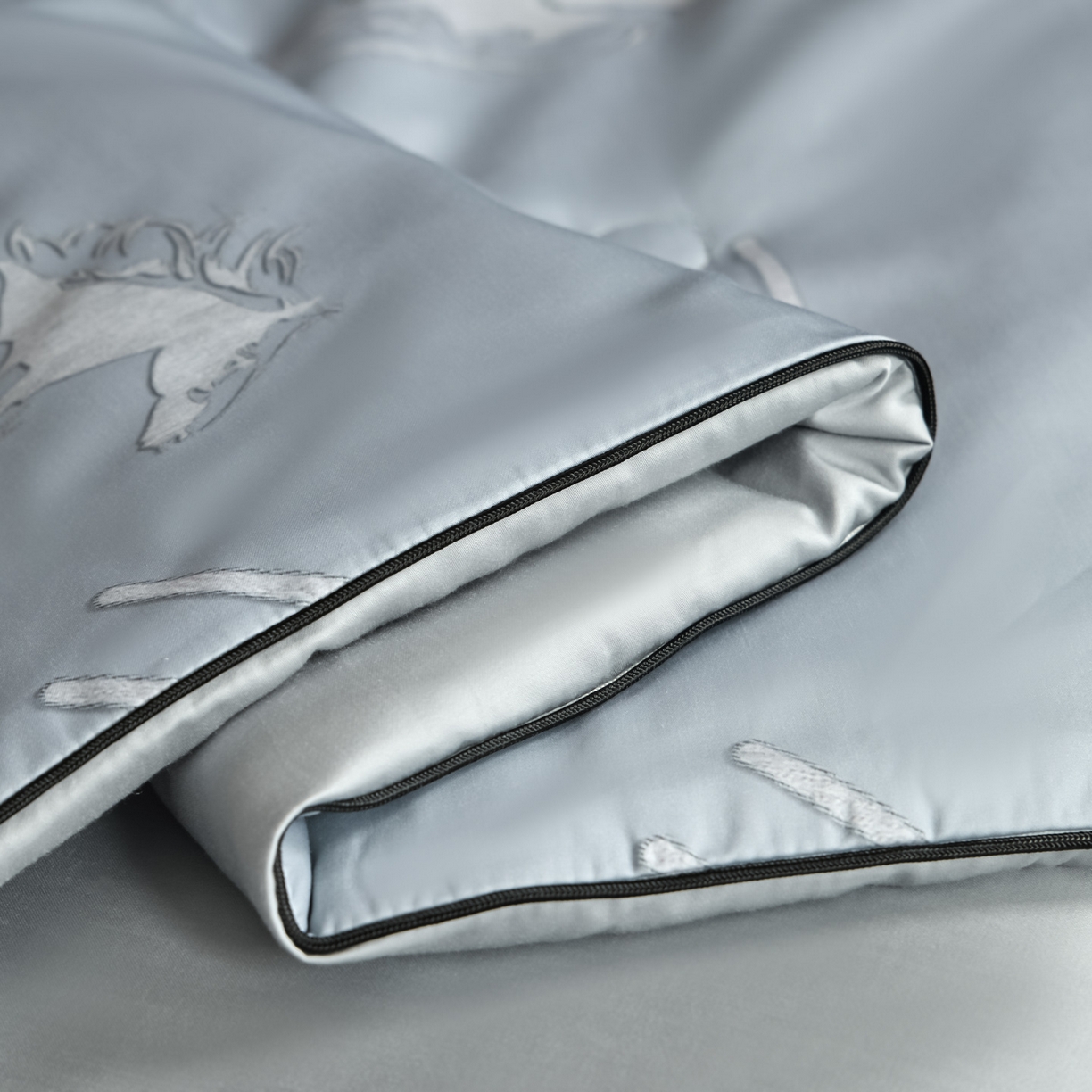 91家纺网 家纺一手货源 找家纺 新方向 2026新款数码印花A类20%蚕丝天丝棉夏被夏凉被空调被四件套-戎马一生 戎马一生-朦胧灰