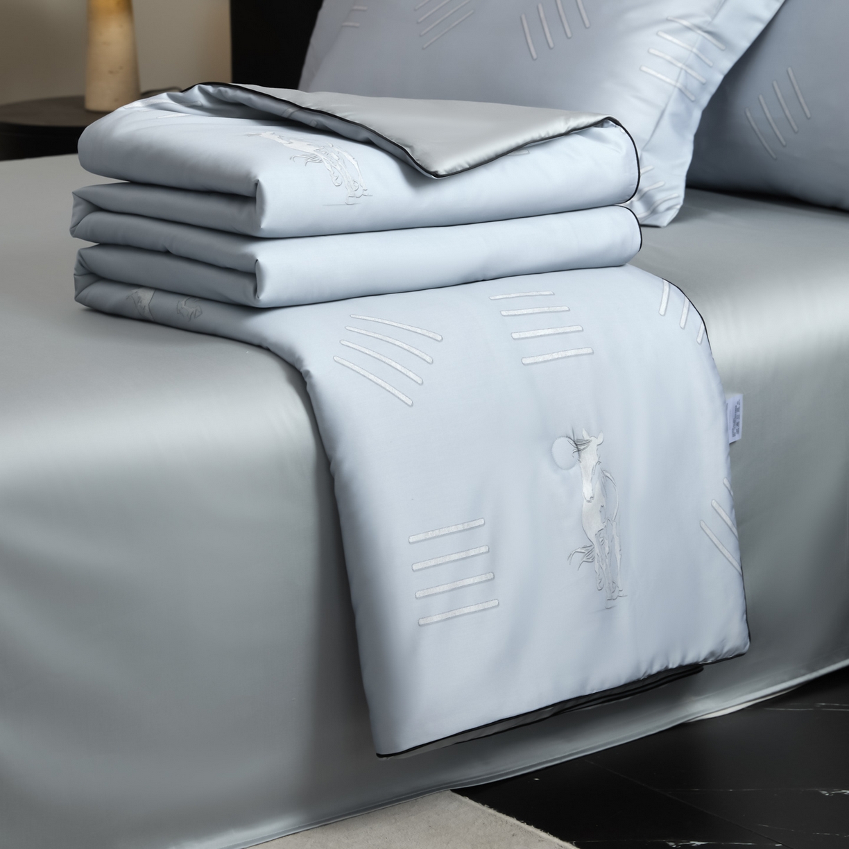 91家纺网 家纺一手货源 找家纺 新方向 2026新款数码印花A类20%蚕丝天丝棉夏被夏凉被空调被四件套-戎马一生 戎马一生-朦胧灰