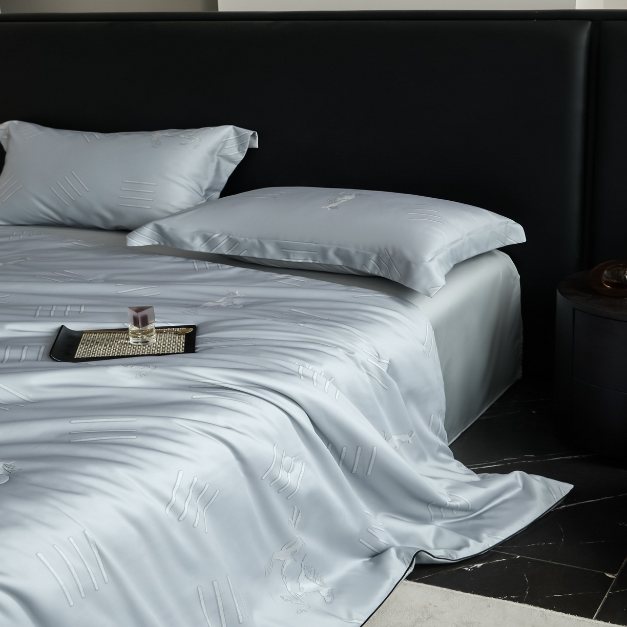 91家纺网 家纺一手货源 找家纺 新方向 2026新款数码印花A类20%蚕丝天丝棉夏被夏凉被空调被四件套-戎马一生 戎马一生-朦胧灰