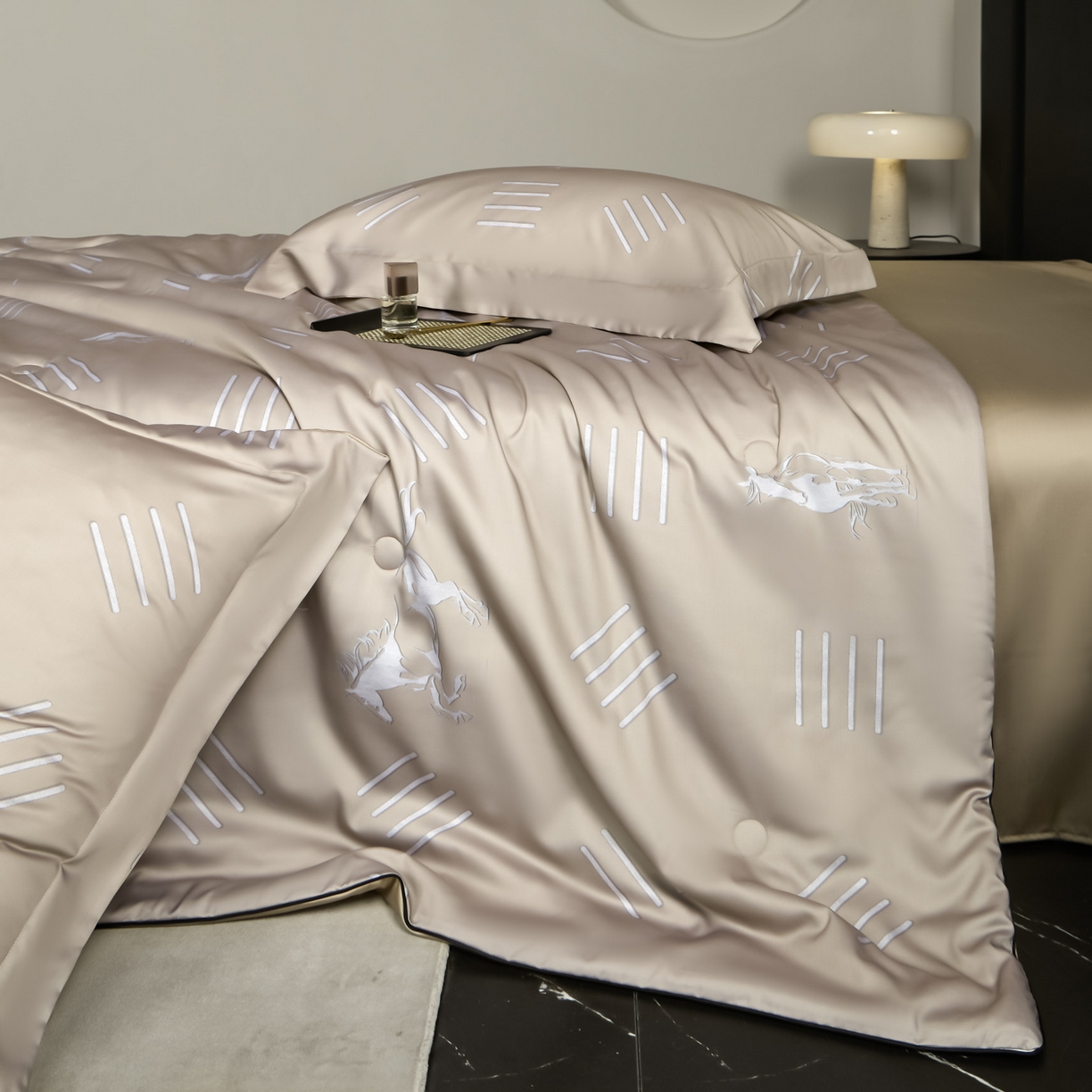 91家纺网 家纺一手货源 找家纺 新方向 2026新款数码印花A类20%蚕丝天丝棉夏被夏凉被空调被四件套-戎马一生 戎马一生-香槟