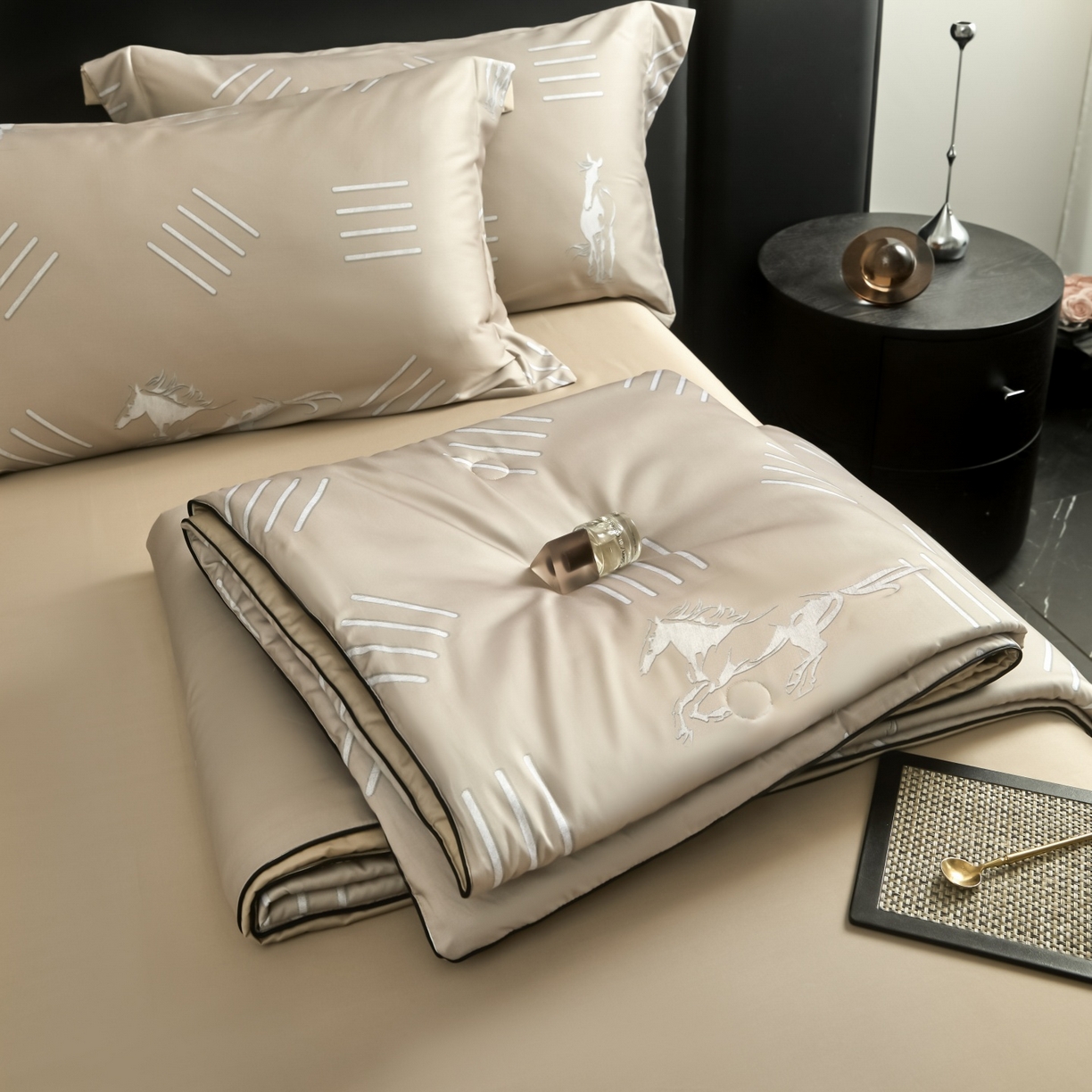 91家纺网 家纺一手货源 找家纺 新方向 2026新款数码印花A类20%蚕丝天丝棉夏被夏凉被空调被四件套-戎马一生 戎马一生-香槟