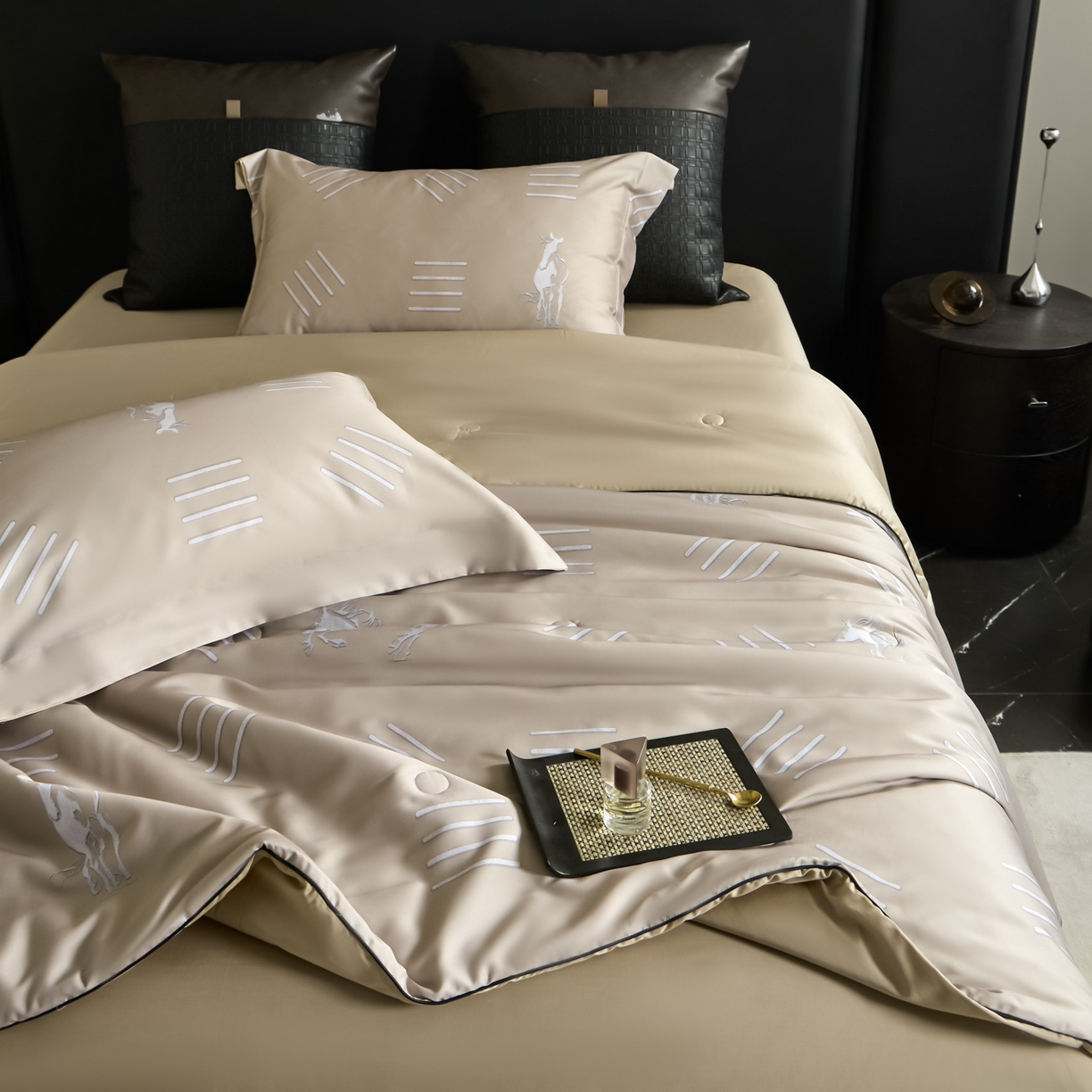 91家纺网 家纺一手货源 找家纺 新方向 2026新款数码印花A类20%蚕丝天丝棉夏被夏凉被空调被四件套-戎马一生 戎马一生-香槟