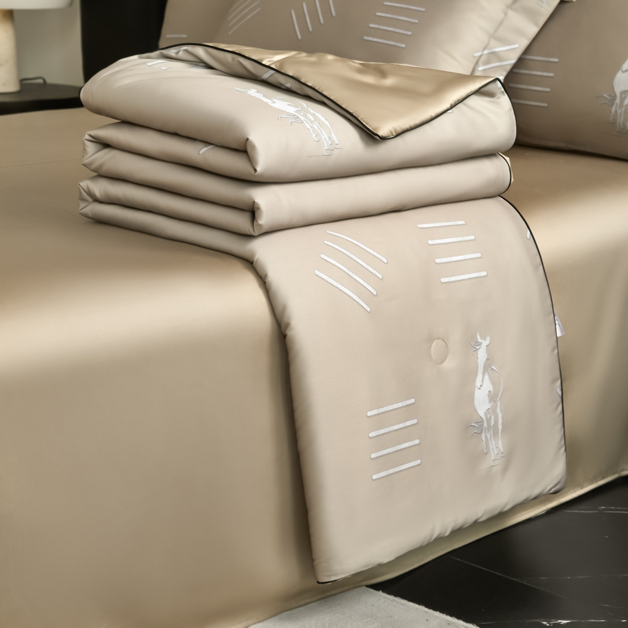 91家纺网 家纺一手货源 找家纺 新方向 2026新款数码印花A类20%蚕丝天丝棉夏被夏凉被空调被四件套-戎马一生 戎马一生-香槟