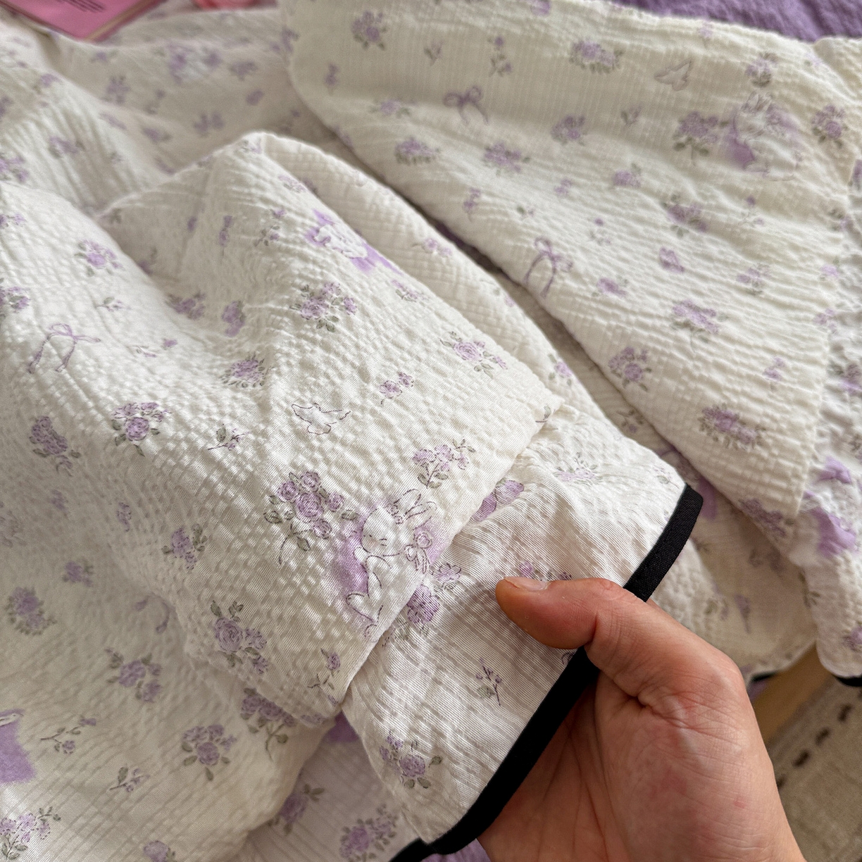 91家纺网 家纺一手货源 找家纺 水墨江南 2026新款泡芙纱花边夏被四件套 紫色小兔