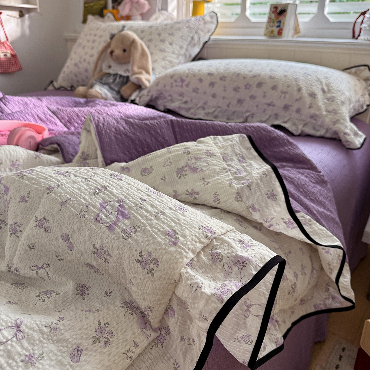 91家纺网 家纺一手货源 找家纺 水墨江南 2026新款泡芙纱花边夏被四件套 紫色小兔