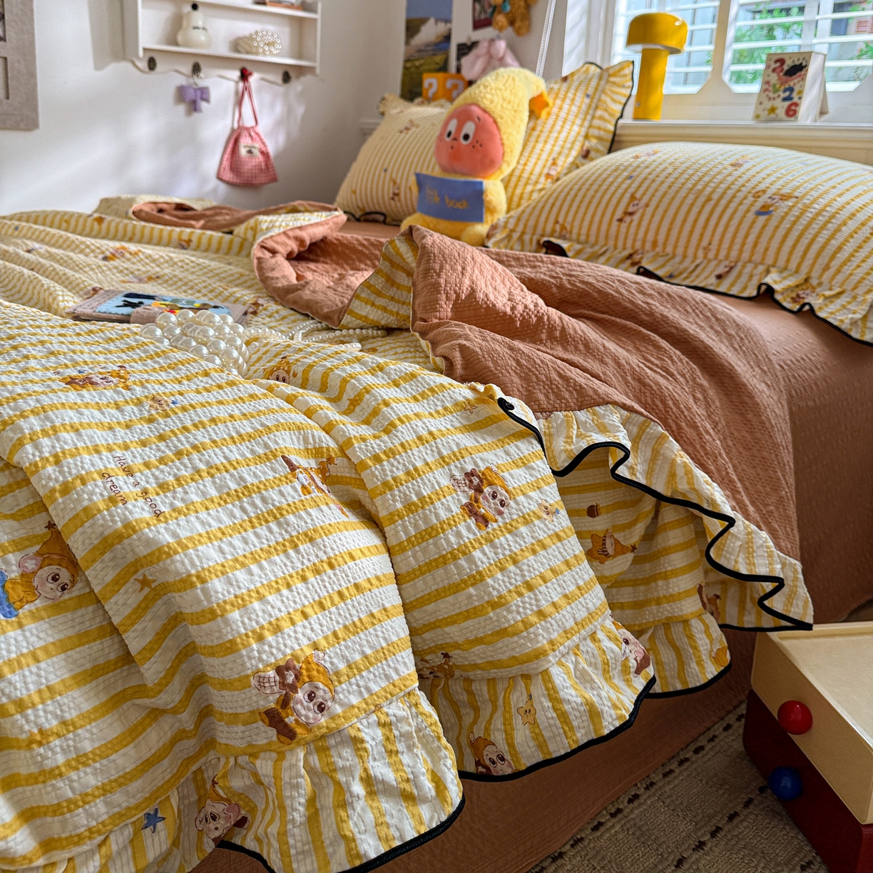 91家纺网 家纺一手货源 找家纺 水墨江南 2026新款泡芙纱花边夏被四件套 hello星仔