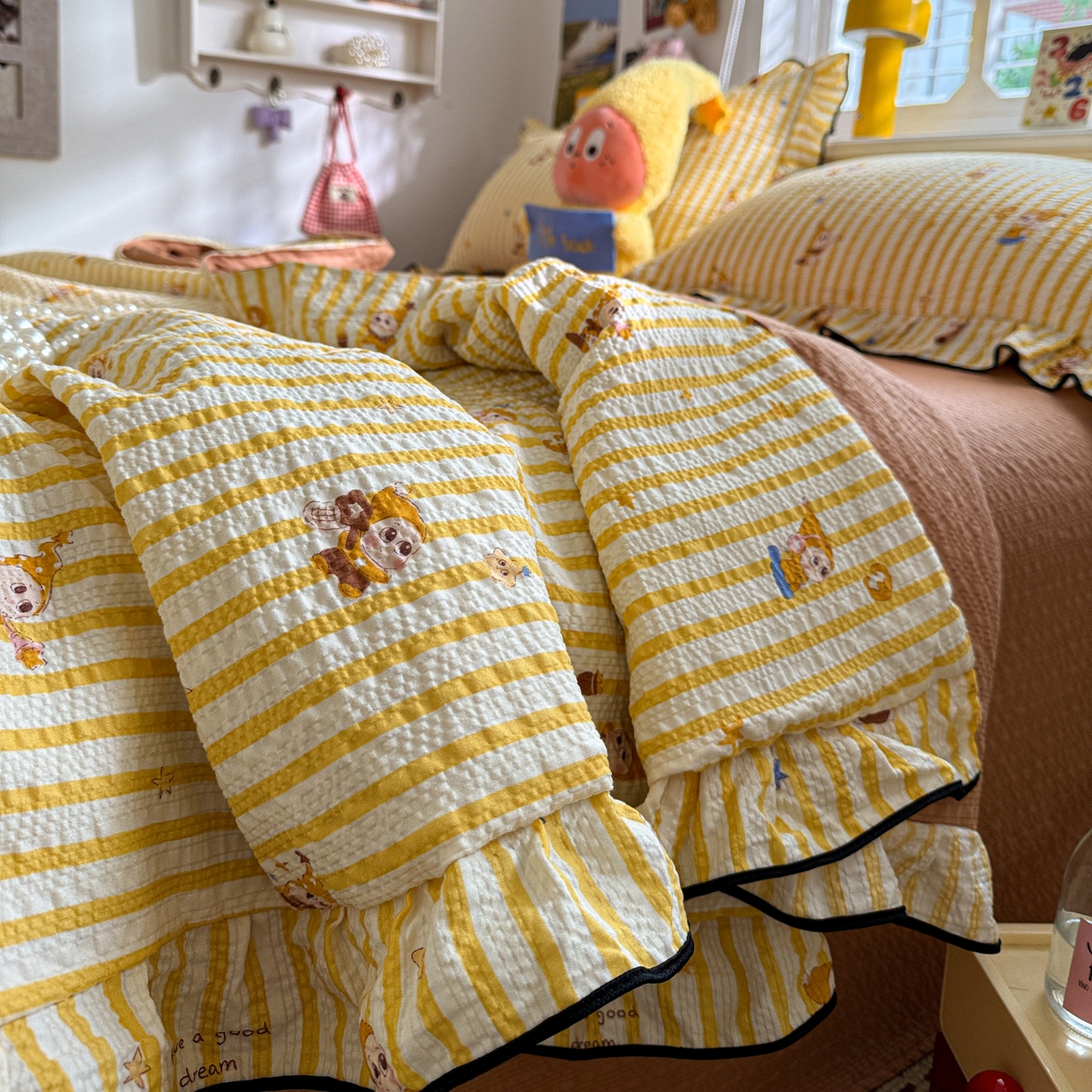 91家纺网 家纺一手货源 找家纺 水墨江南 2026新款泡芙纱花边夏被四件套 hello星仔