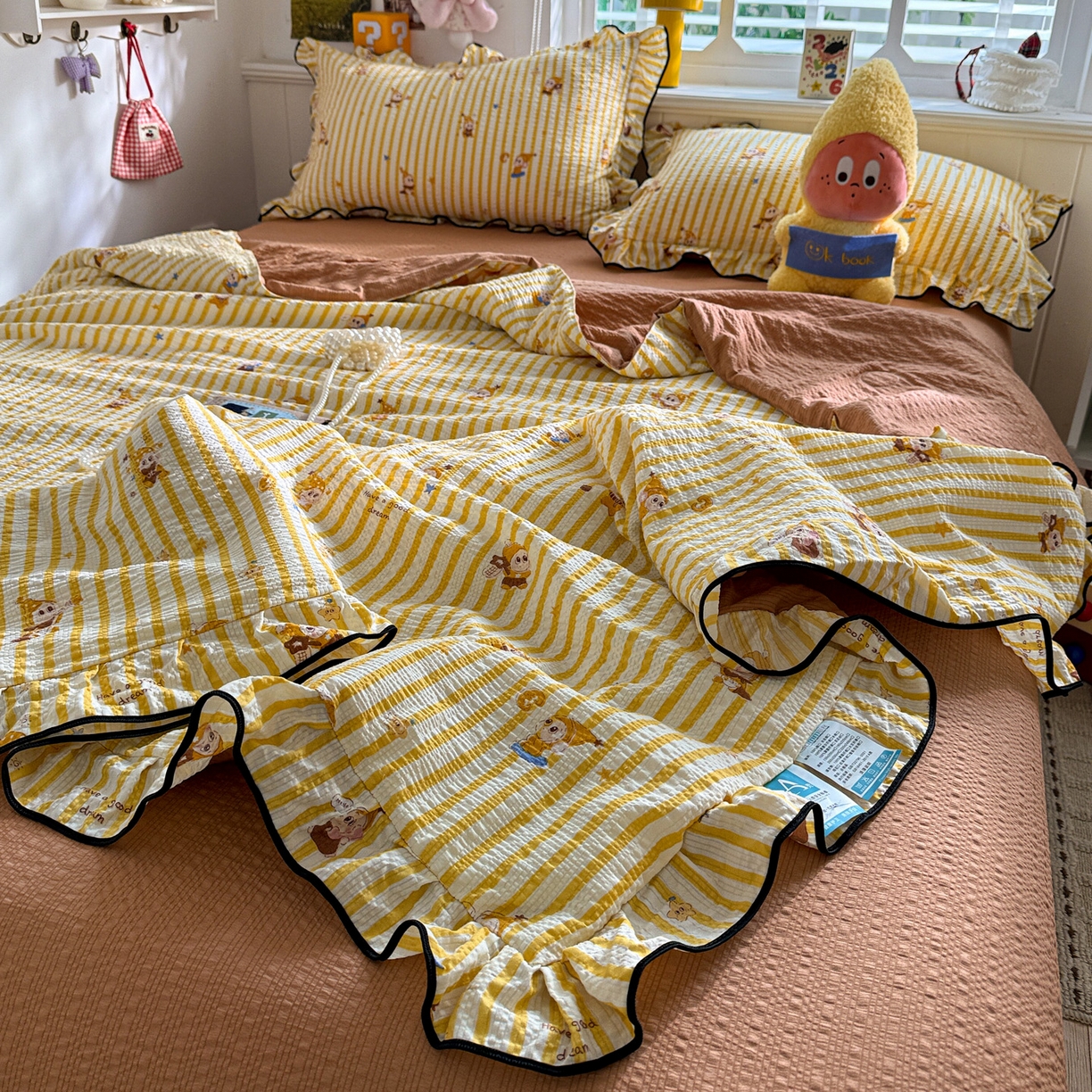 91家纺网 家纺一手货源 找家纺 水墨江南 2026新款泡芙纱花边夏被四件套 hello星仔