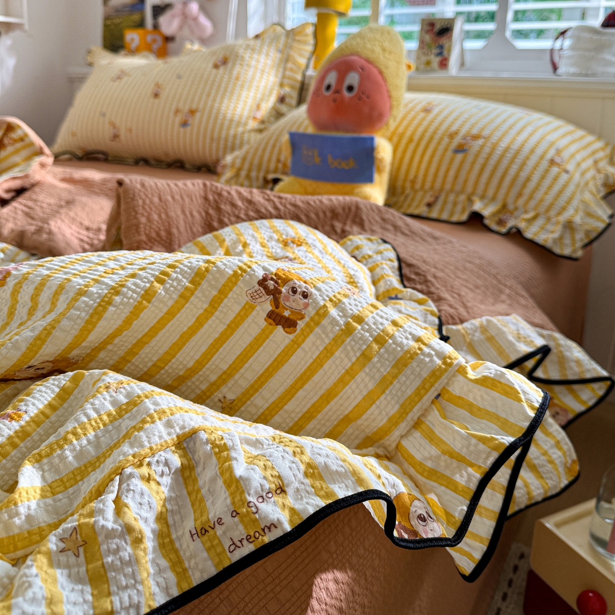 91家纺网 家纺一手货源 找家纺 水墨江南 2026新款泡芙纱花边夏被四件套 hello星仔