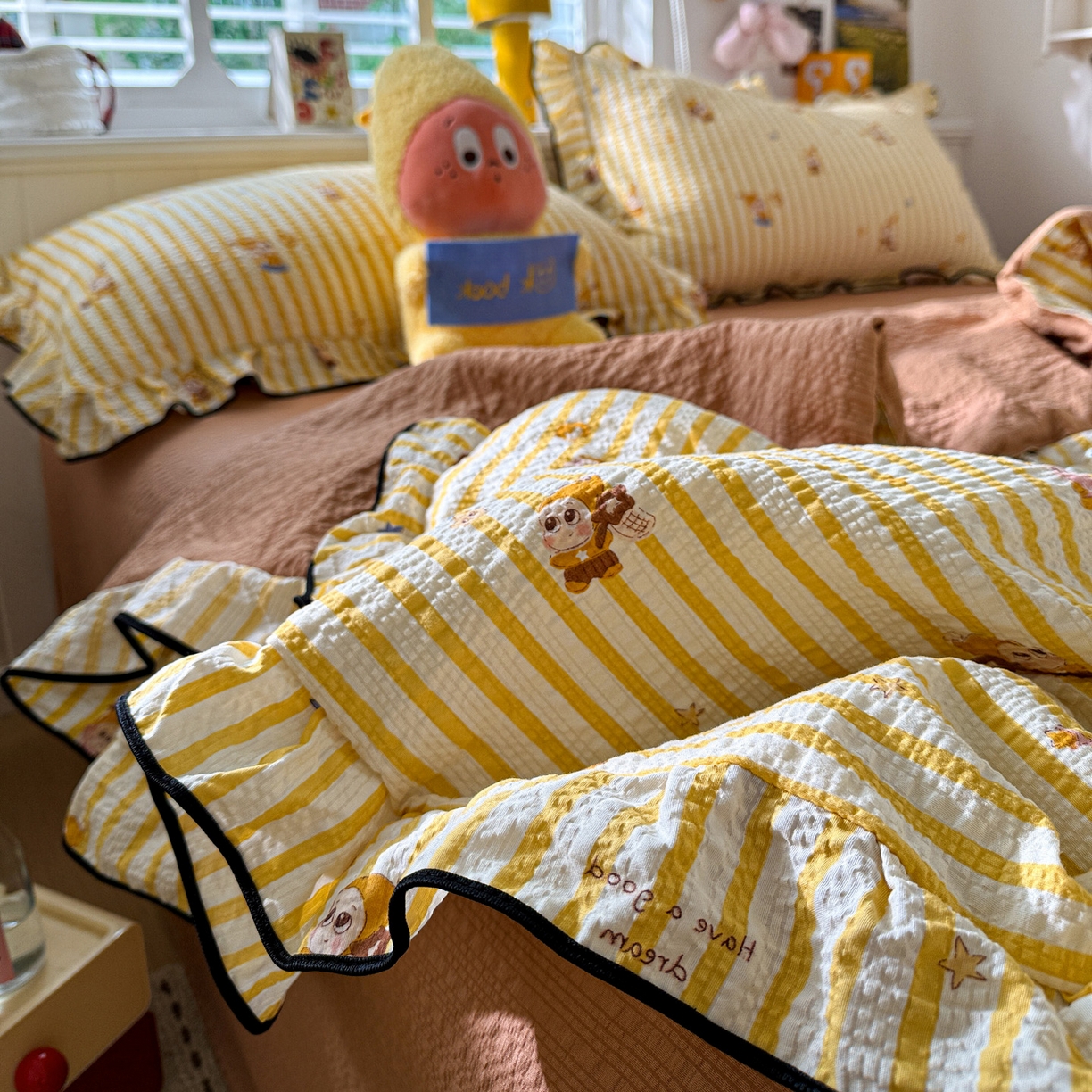 91家纺网 家纺一手货源 找家纺 水墨江南 2026新款泡芙纱花边夏被四件套 hello星仔