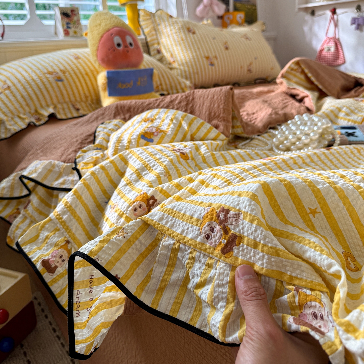 91家纺网 家纺一手货源 找家纺 水墨江南 2026新款泡芙纱花边夏被四件套 hello星仔