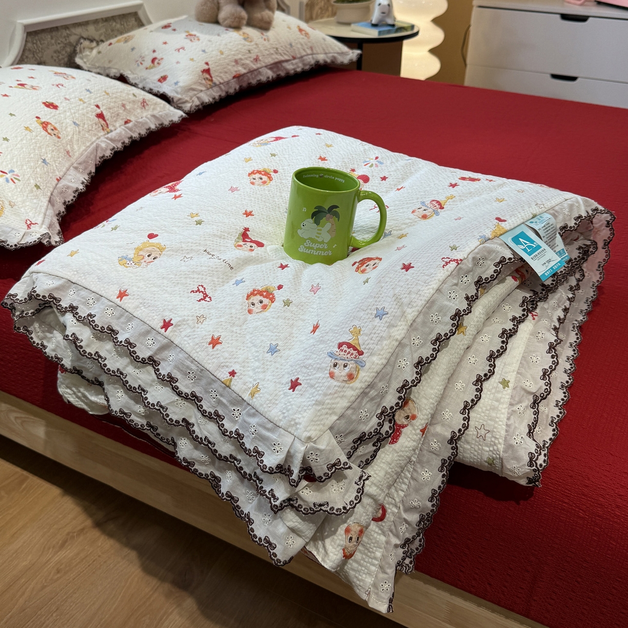 91家纺网 家纺一手货源 找家纺 水墨江南 2026新款泡芙纱全棉花边夏被四件套 花边夏被-红色星仔