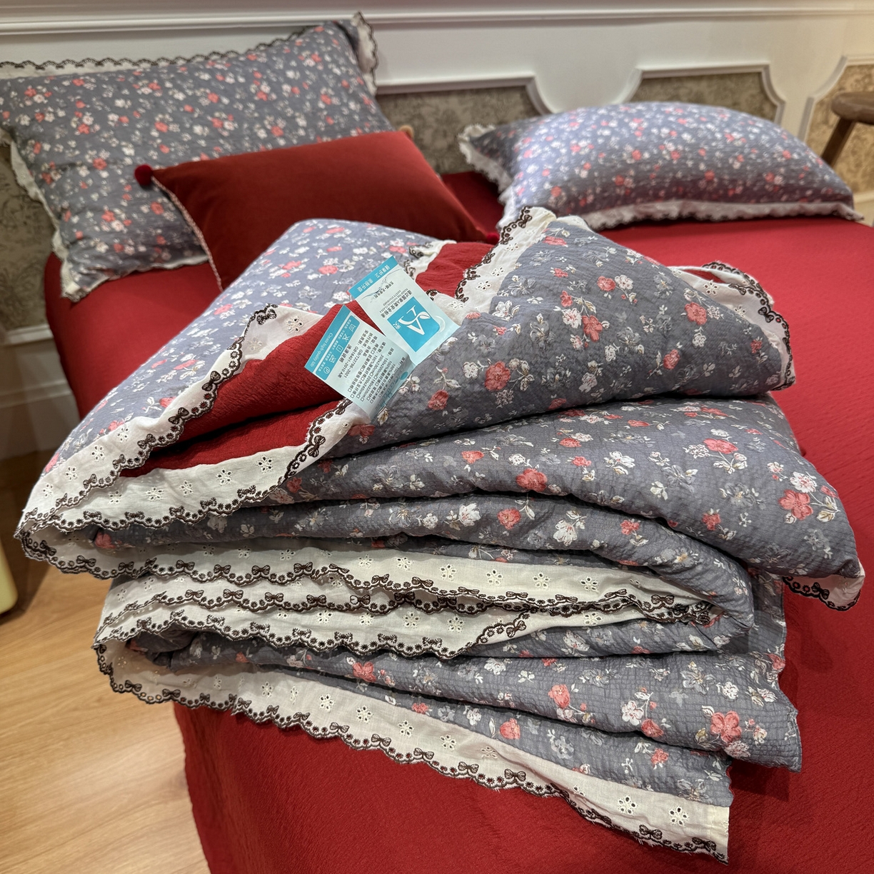 91家纺网 家纺一手货源 找家纺 水墨江南 2026新款泡芙纱全棉花边夏被四件套 花边夏被-花季