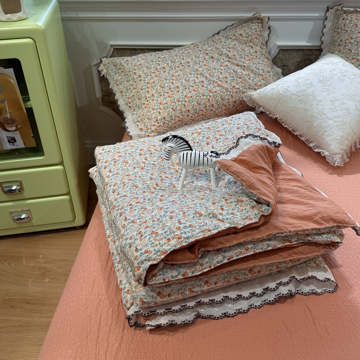 91家纺网 家纺一手货源 找家纺 水墨江南 2026新款泡芙纱全棉花边夏被四件套 花边夏被-甜果果