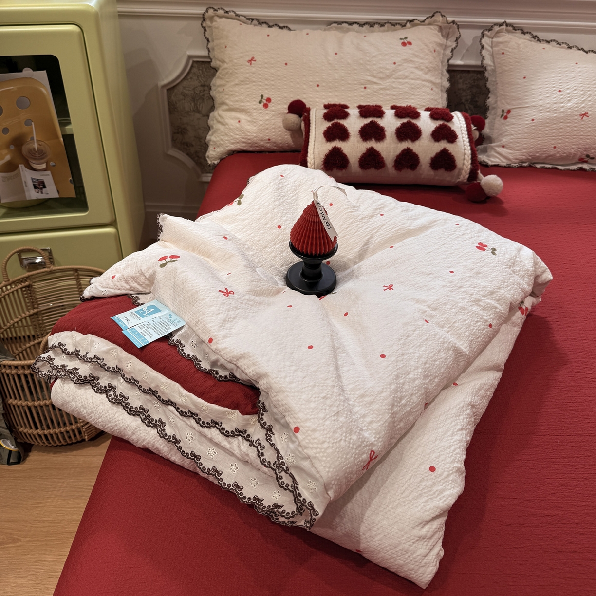 91家纺网 家纺一手货源 找家纺 水墨江南 2026新款泡芙纱全棉花边夏被四件套 花边夏被-樱桃啵啵