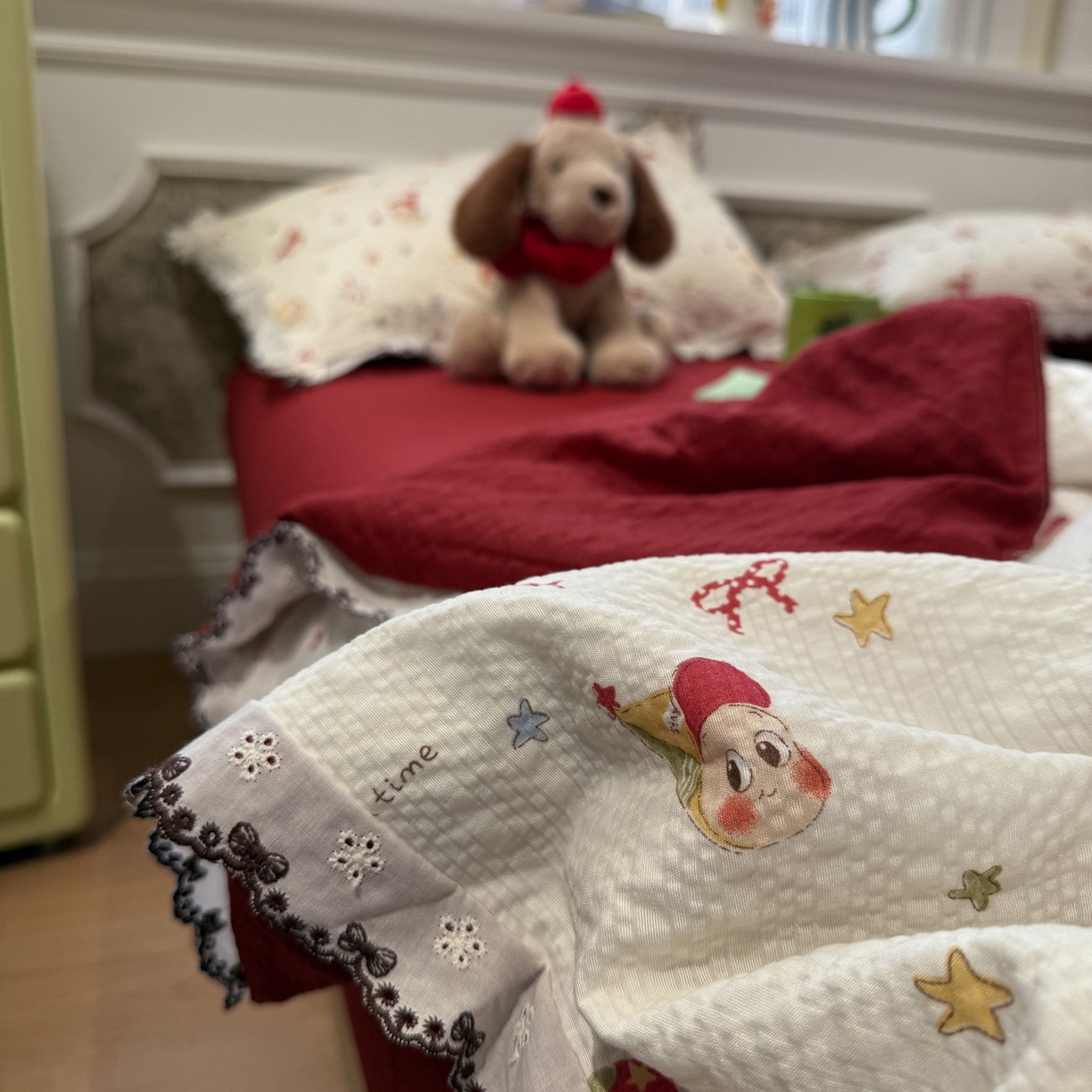 91家纺网 家纺一手货源 找家纺 水墨江南 2026新款泡芙纱全棉花边夏被四件套 花边夏被-红色星仔