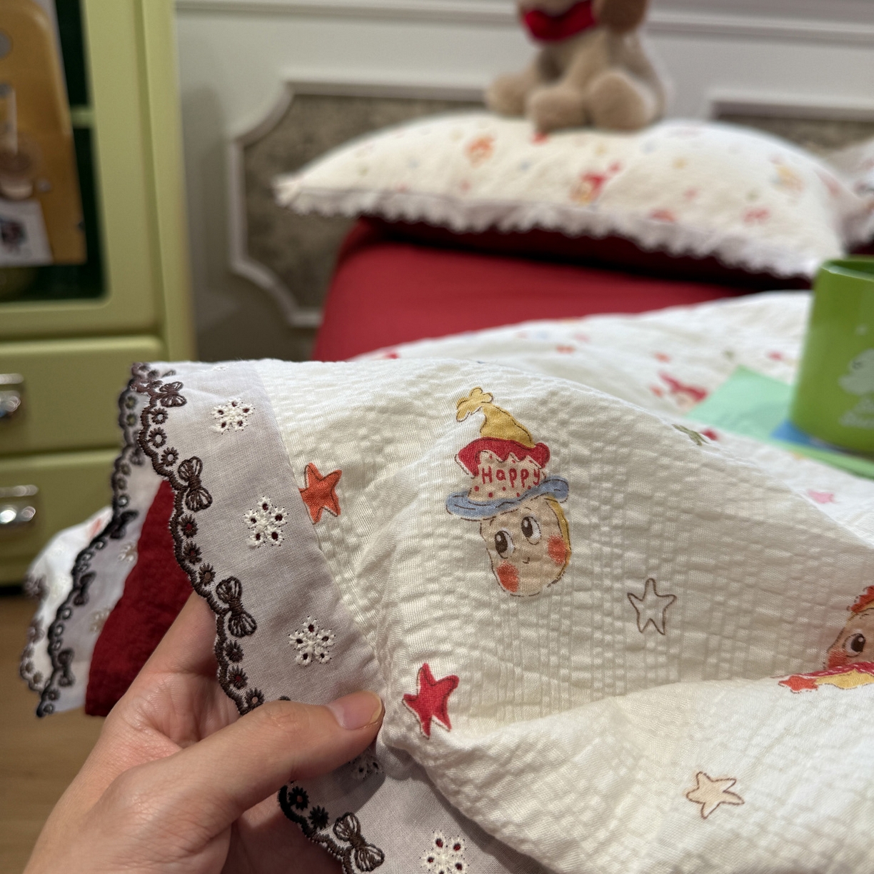 91家纺网 家纺一手货源 找家纺 水墨江南 2026新款泡芙纱全棉花边夏被四件套 花边夏被-红色星仔