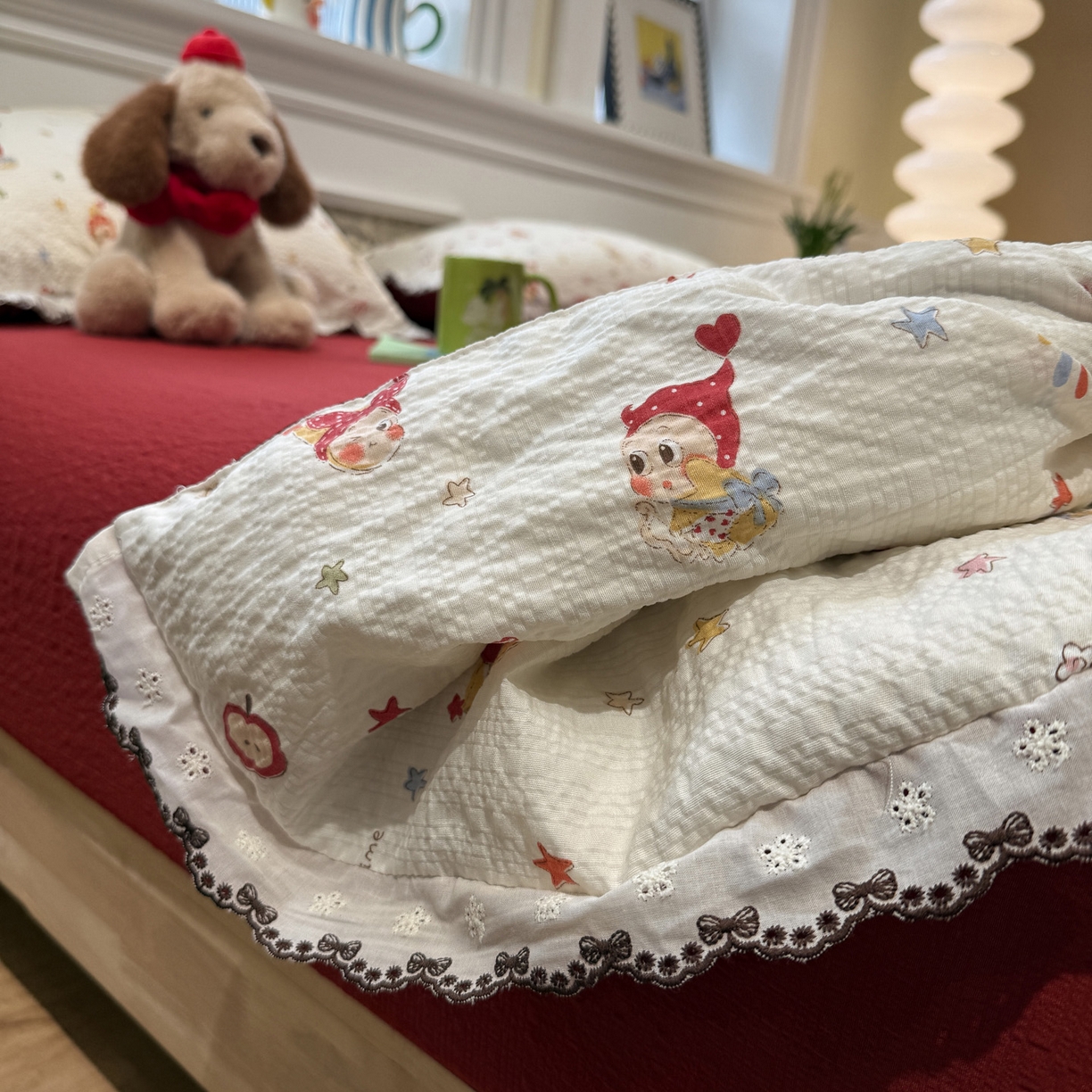 91家纺网 家纺一手货源 找家纺 水墨江南 2026新款泡芙纱全棉花边夏被四件套 花边夏被-红色星仔