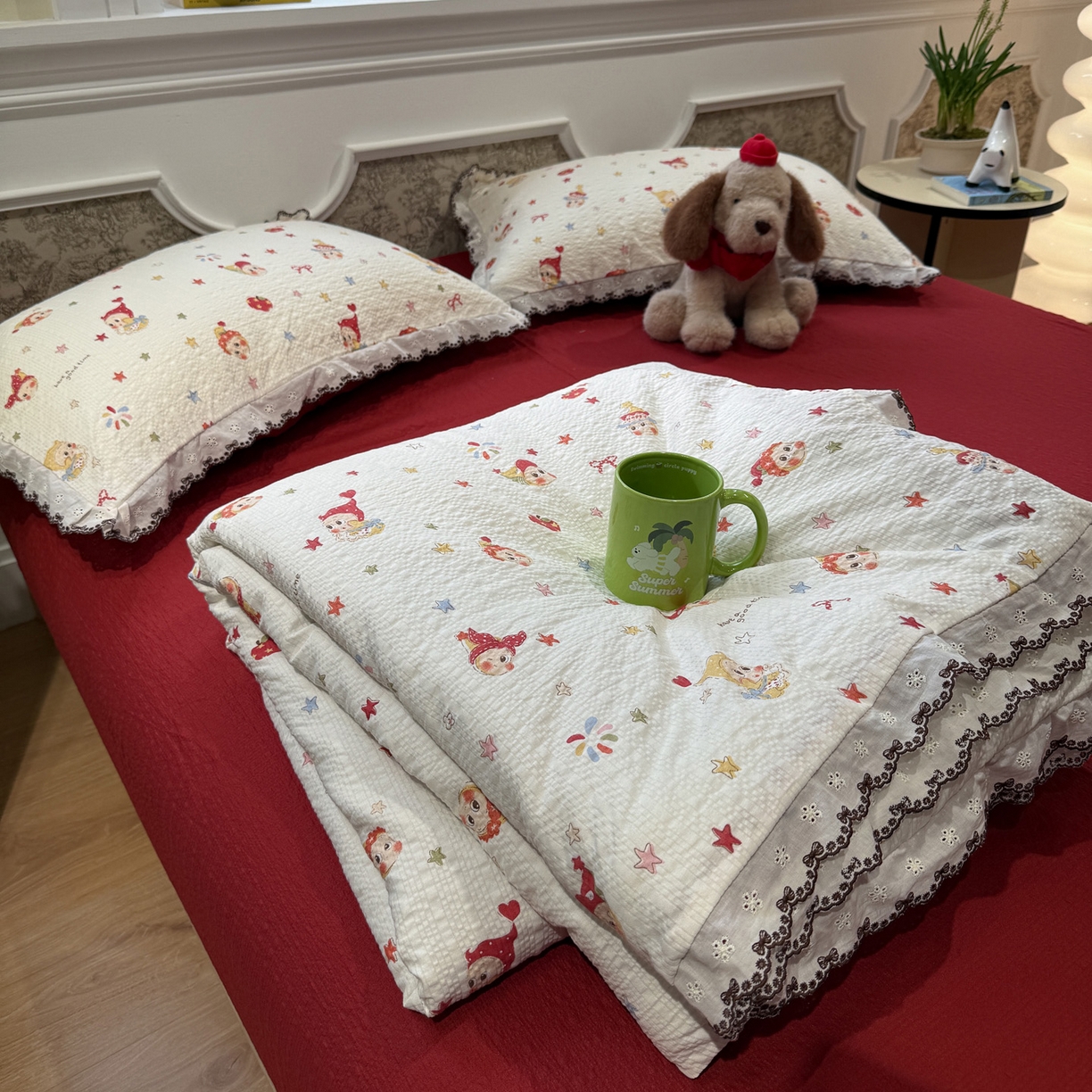 91家纺网 家纺一手货源 找家纺 水墨江南 2026新款泡芙纱全棉花边夏被四件套 花边夏被-红色星仔