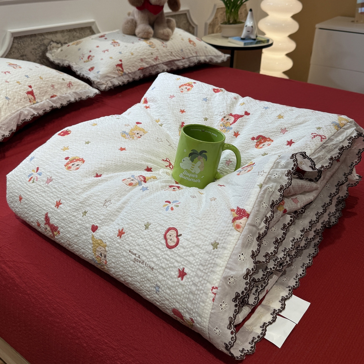 91家纺网 家纺一手货源 找家纺 水墨江南 2026新款泡芙纱全棉花边夏被四件套 花边夏被-红色星仔