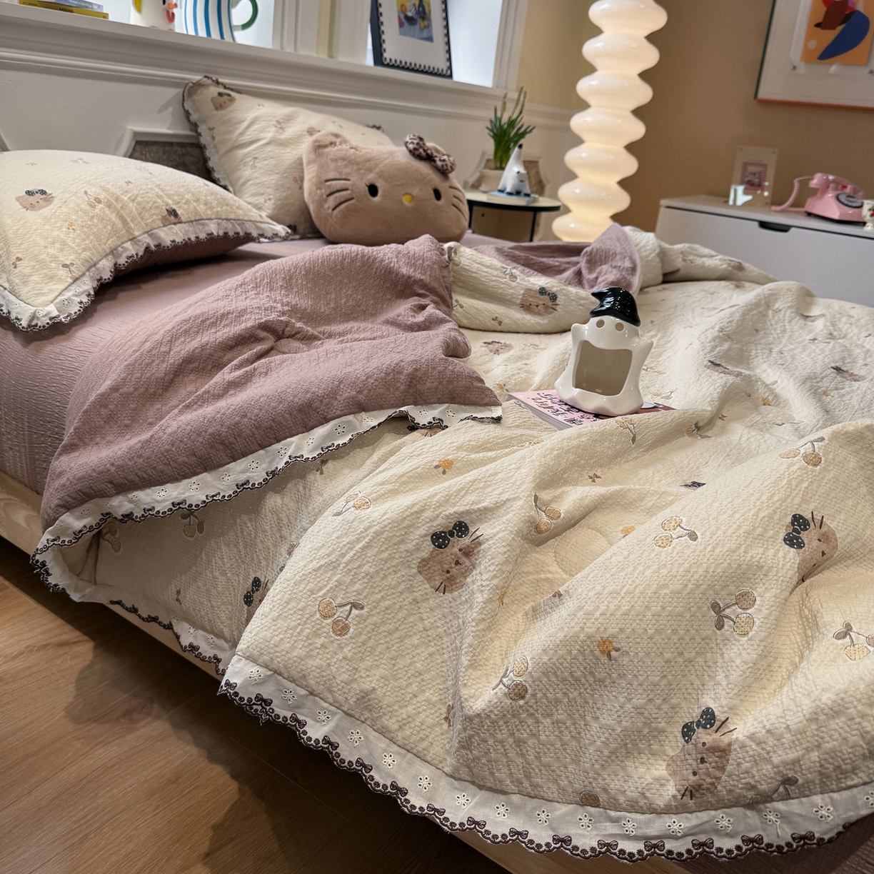 91家纺网 家纺一手货源 找家纺 水墨江南 2026新款泡芙纱全棉花边夏被四件套 花边夏被-啵啵猫