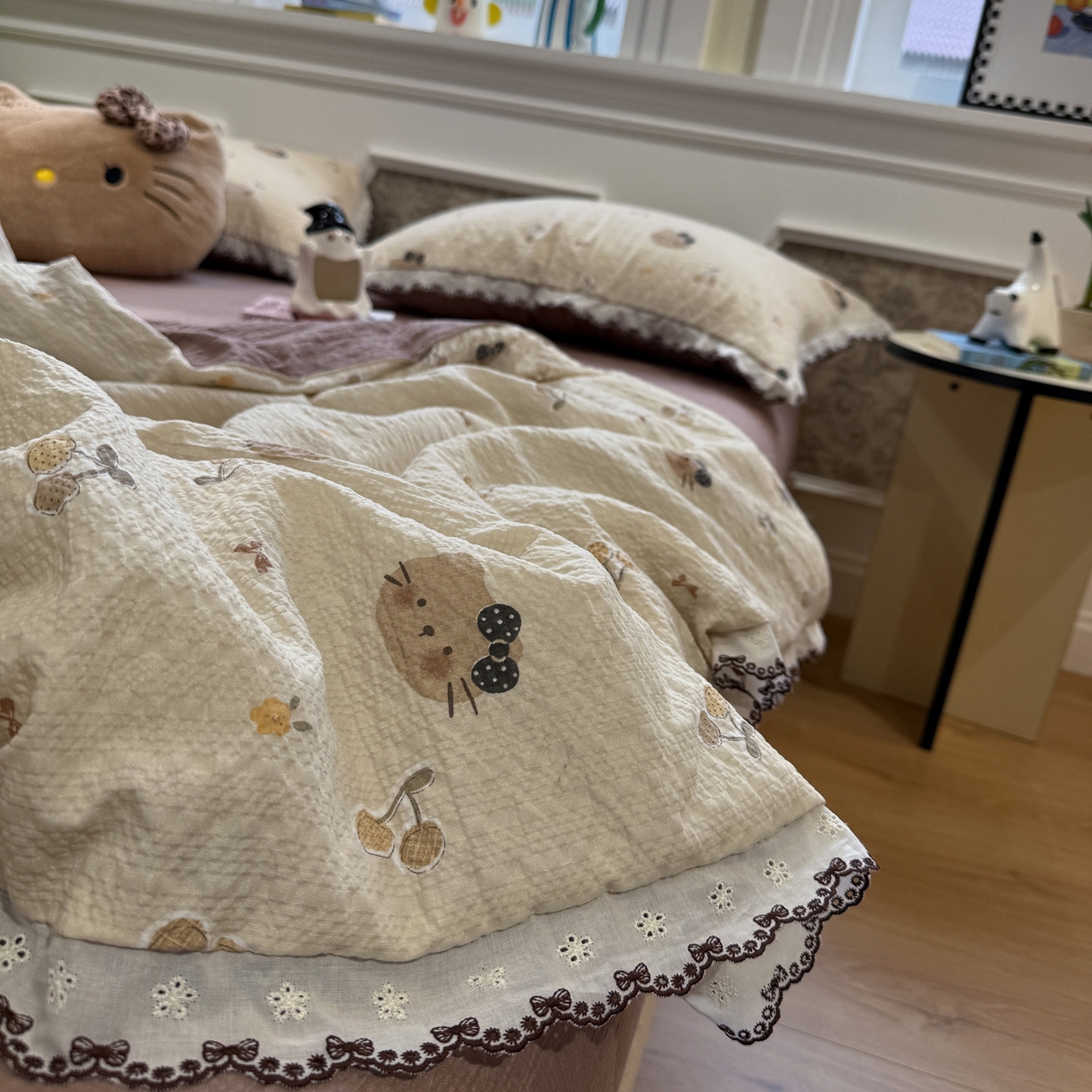 91家纺网 家纺一手货源 找家纺 水墨江南 2026新款泡芙纱全棉花边夏被四件套 花边夏被-啵啵猫