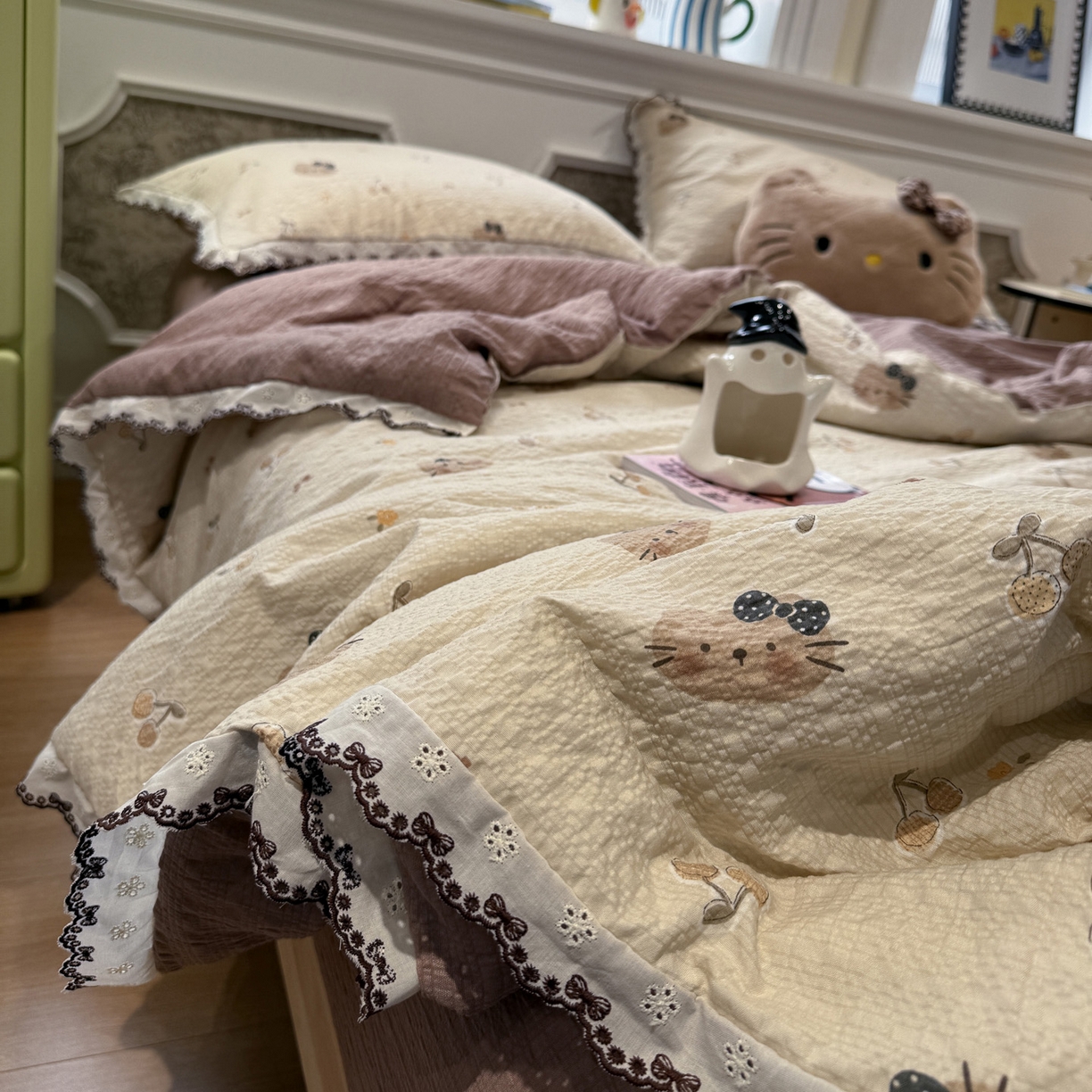 91家纺网 家纺一手货源 找家纺 水墨江南 2026新款泡芙纱全棉花边夏被四件套 花边夏被-啵啵猫