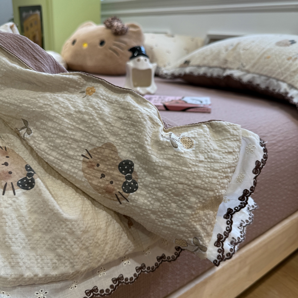 91家纺网 家纺一手货源 找家纺 水墨江南 2026新款泡芙纱全棉花边夏被四件套 花边夏被-啵啵猫