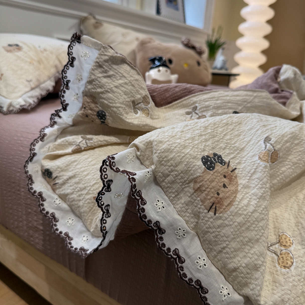 91家纺网 家纺一手货源 找家纺 水墨江南 2026新款泡芙纱全棉花边夏被四件套 花边夏被-啵啵猫