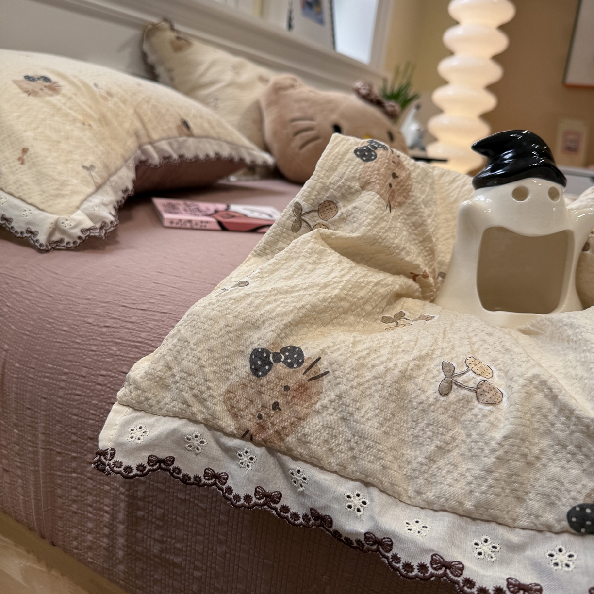 91家纺网 家纺一手货源 找家纺 水墨江南 2026新款泡芙纱全棉花边夏被四件套 花边夏被-啵啵猫