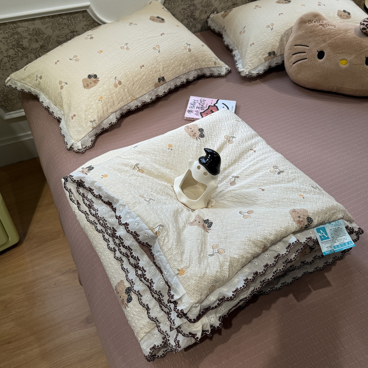 91家纺网 家纺一手货源 找家纺 水墨江南 2026新款泡芙纱全棉花边夏被四件套 花边夏被-啵啵猫
