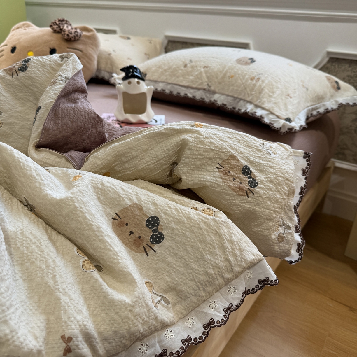 91家纺网 家纺一手货源 找家纺 水墨江南 2026新款泡芙纱全棉花边夏被四件套 花边夏被-啵啵猫