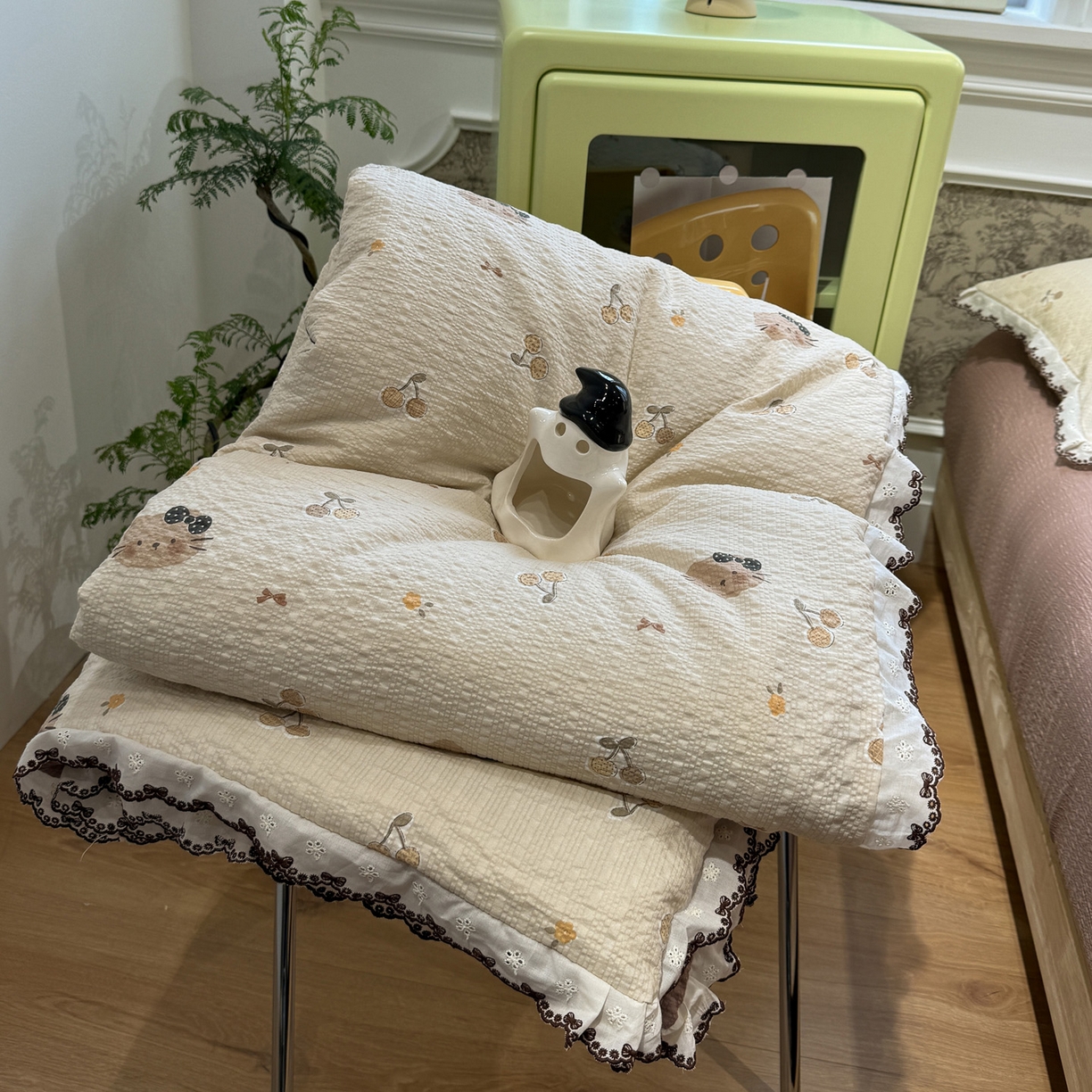 91家纺网 家纺一手货源 找家纺 水墨江南 2026新款泡芙纱全棉花边夏被四件套 花边夏被-啵啵猫