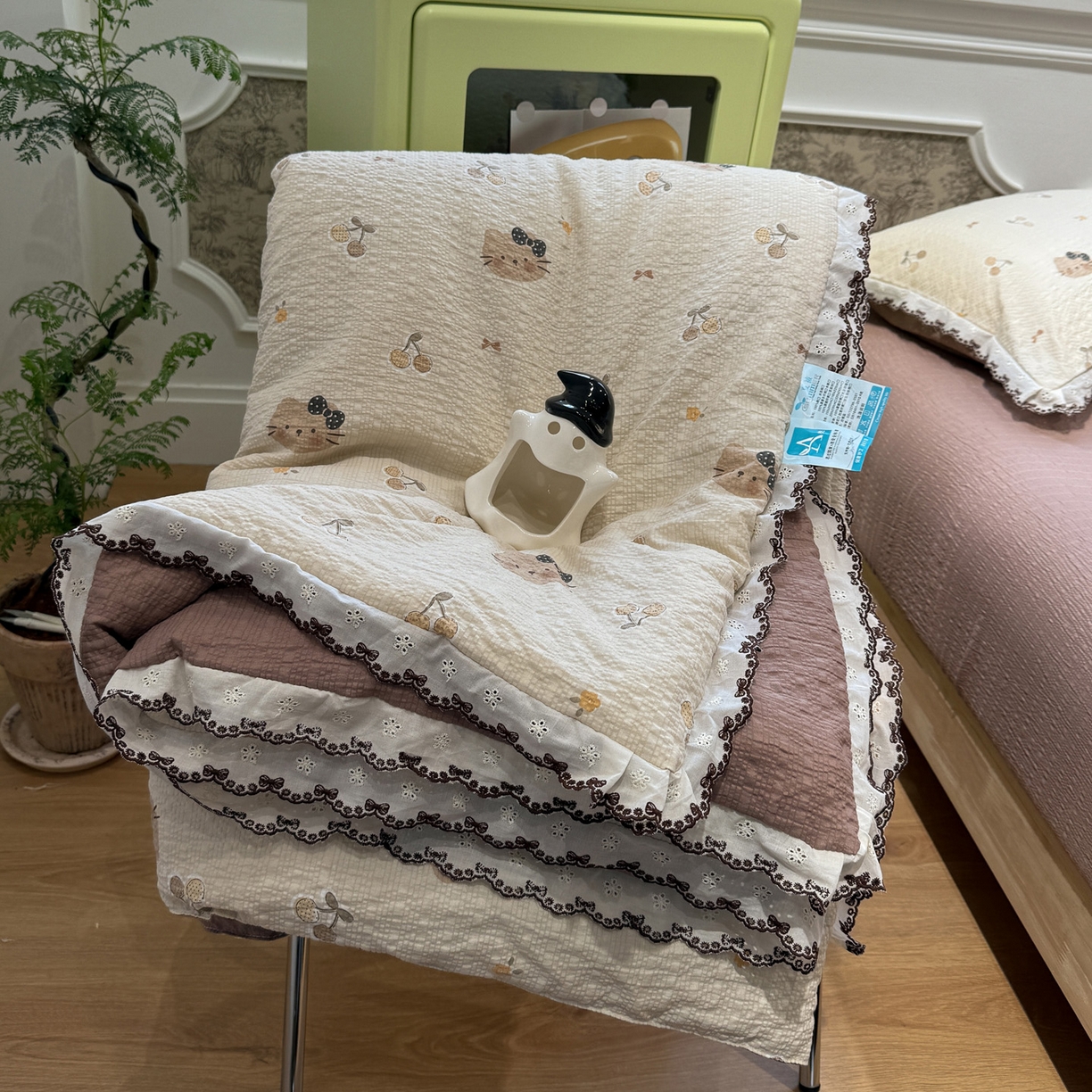 91家纺网 家纺一手货源 找家纺 水墨江南 2026新款泡芙纱全棉花边夏被四件套 花边夏被-啵啵猫