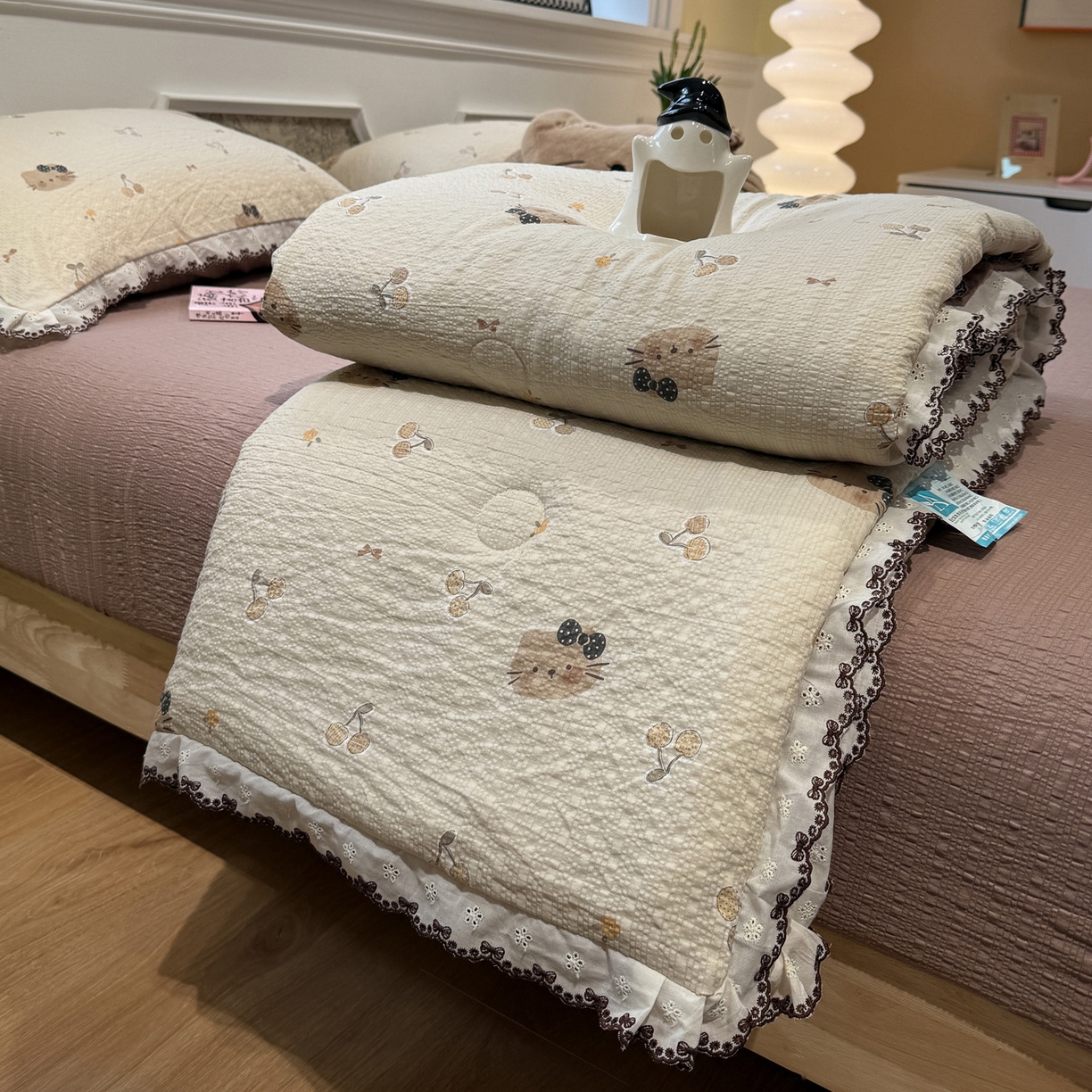 91家纺网 家纺一手货源 找家纺 水墨江南 2026新款泡芙纱全棉花边夏被四件套 花边夏被-啵啵猫
