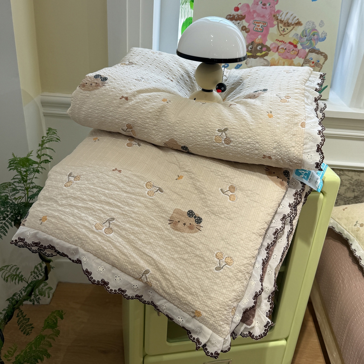 91家纺网 家纺一手货源 找家纺 水墨江南 2026新款泡芙纱全棉花边夏被四件套 花边夏被-啵啵猫